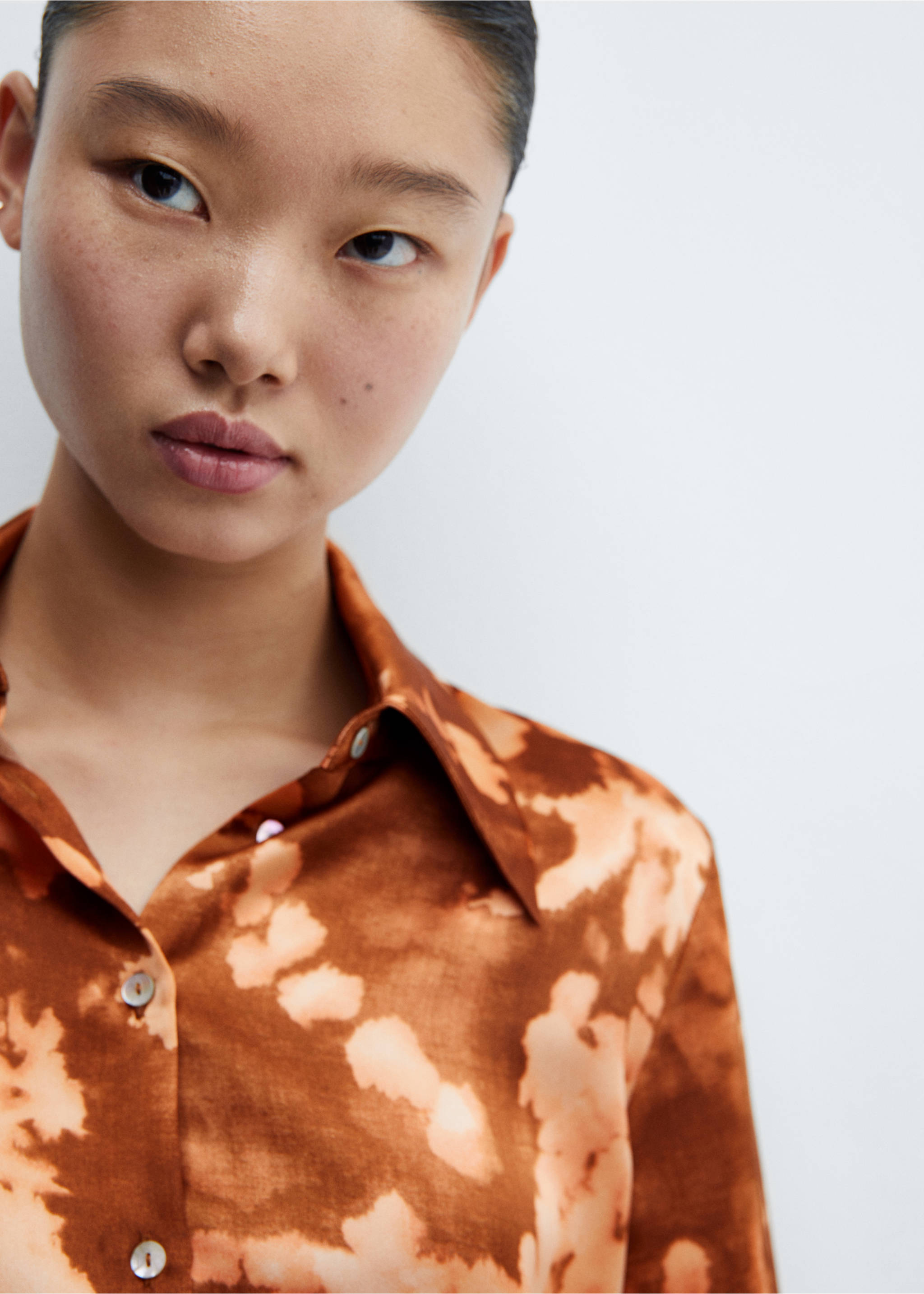 Tie-dye effect satin shirt - Details of the article 1, Brown. Ref: 57025812-00.
