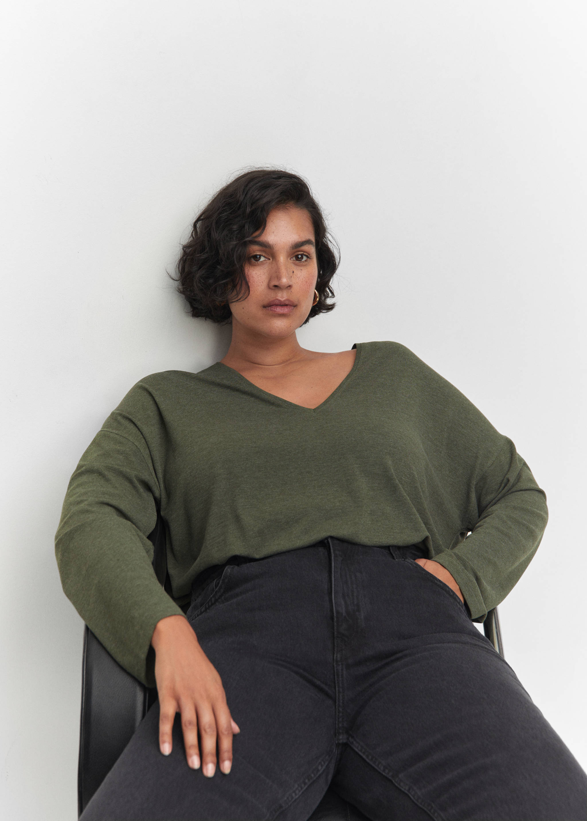 Long-sleeved V-neck T-shirt - Details of the article 4