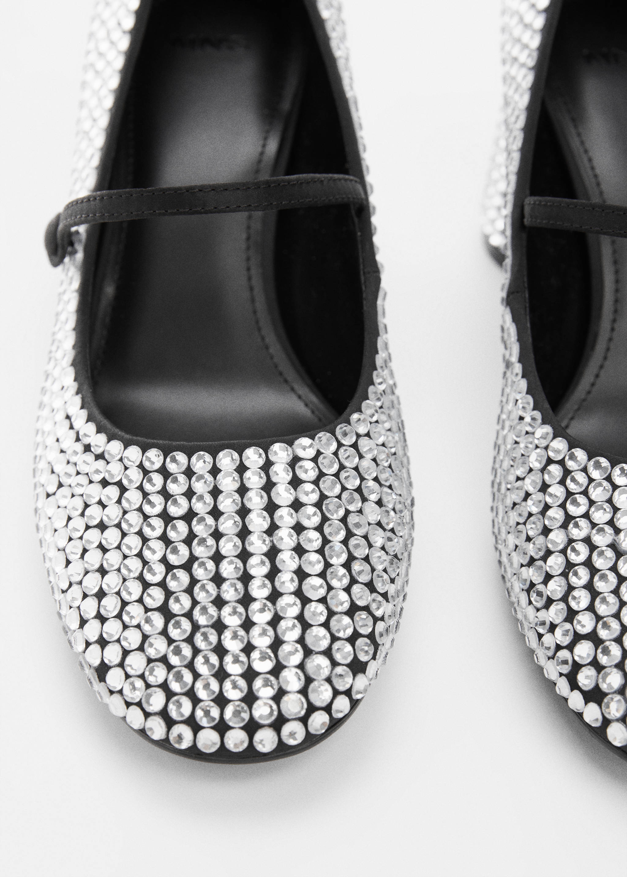 Shoes with shiny heels - Details of the article 2