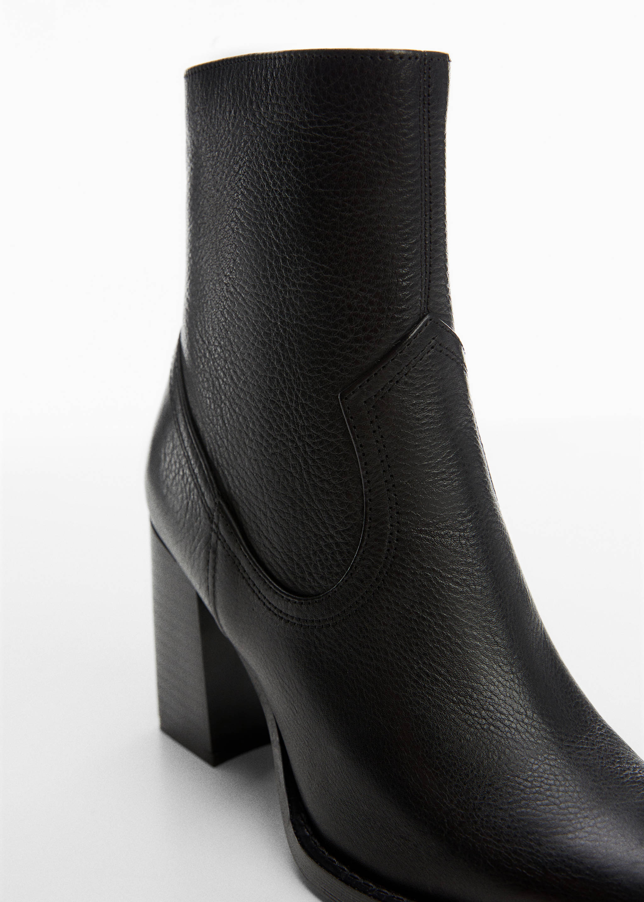 Leather ankle boots with block heel - Details of the article 2