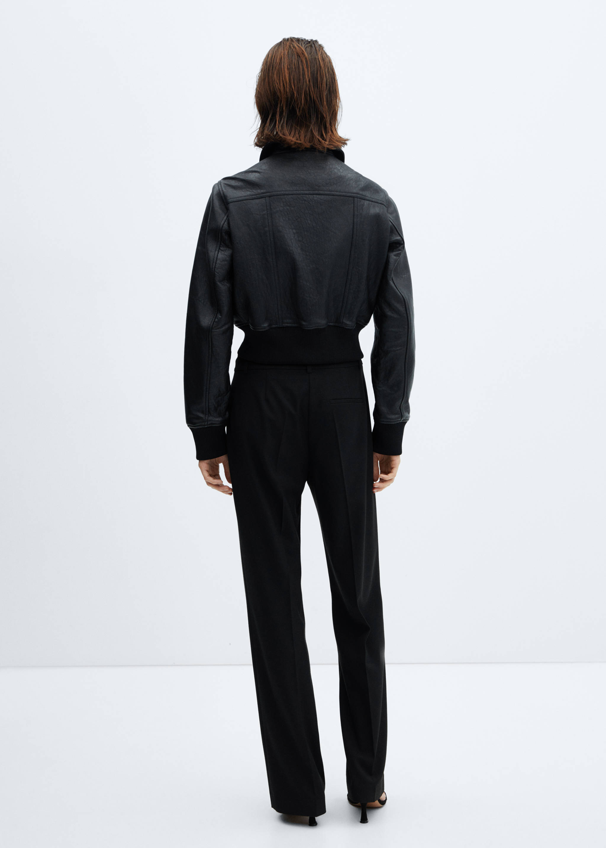 Gerade Hose mit seitlichem Knopf - Rückseite des Artikels