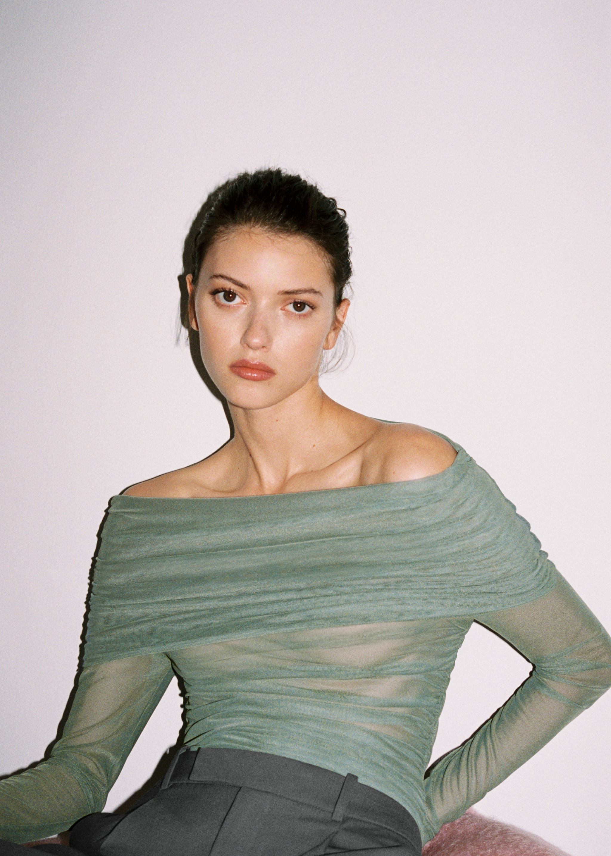 Off-the-shoulder tulle t-shirt - Details of the article 3, Green. Ref: 57027758-00.