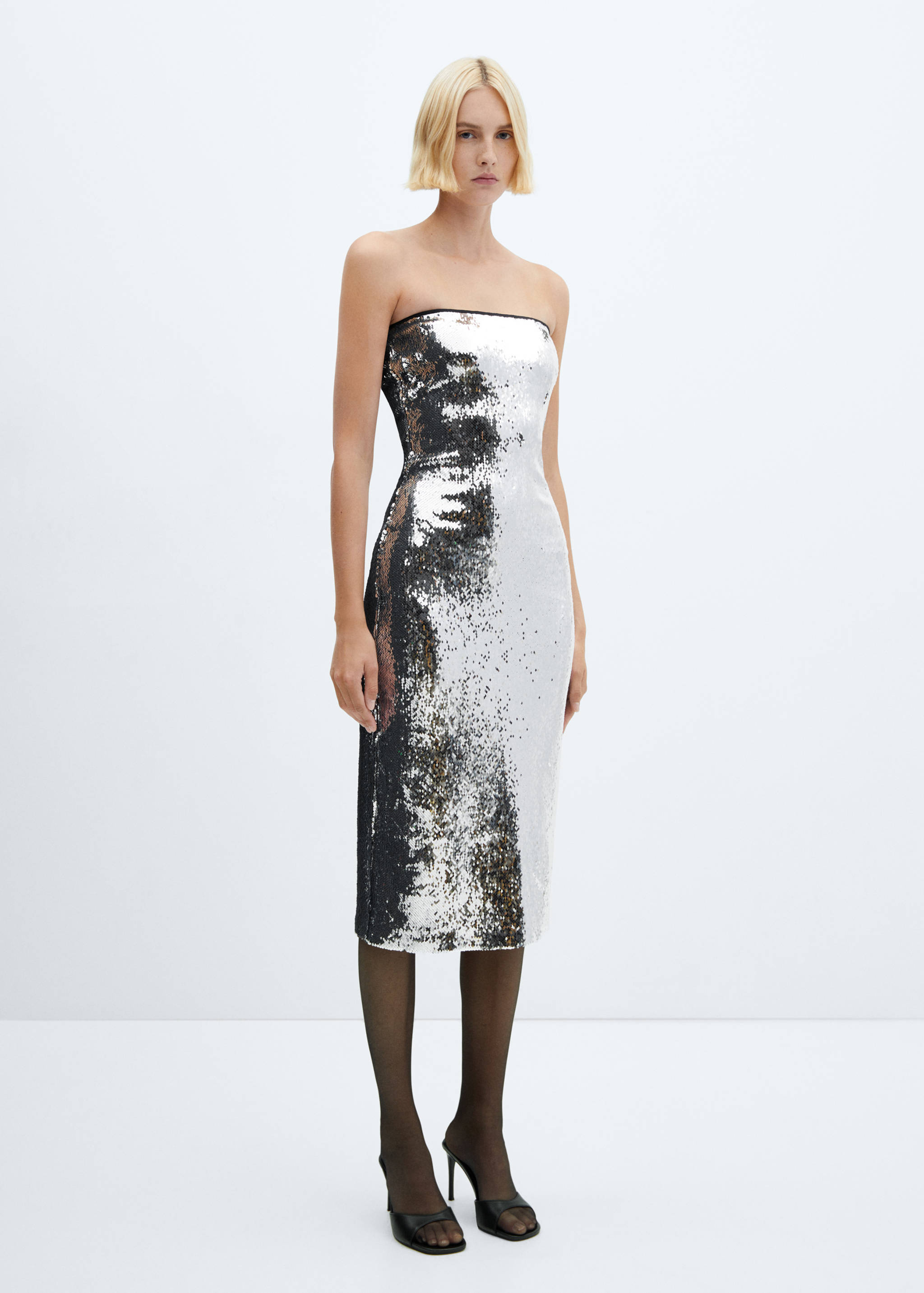 Axelbandslös paljettklänning - Allmän bild