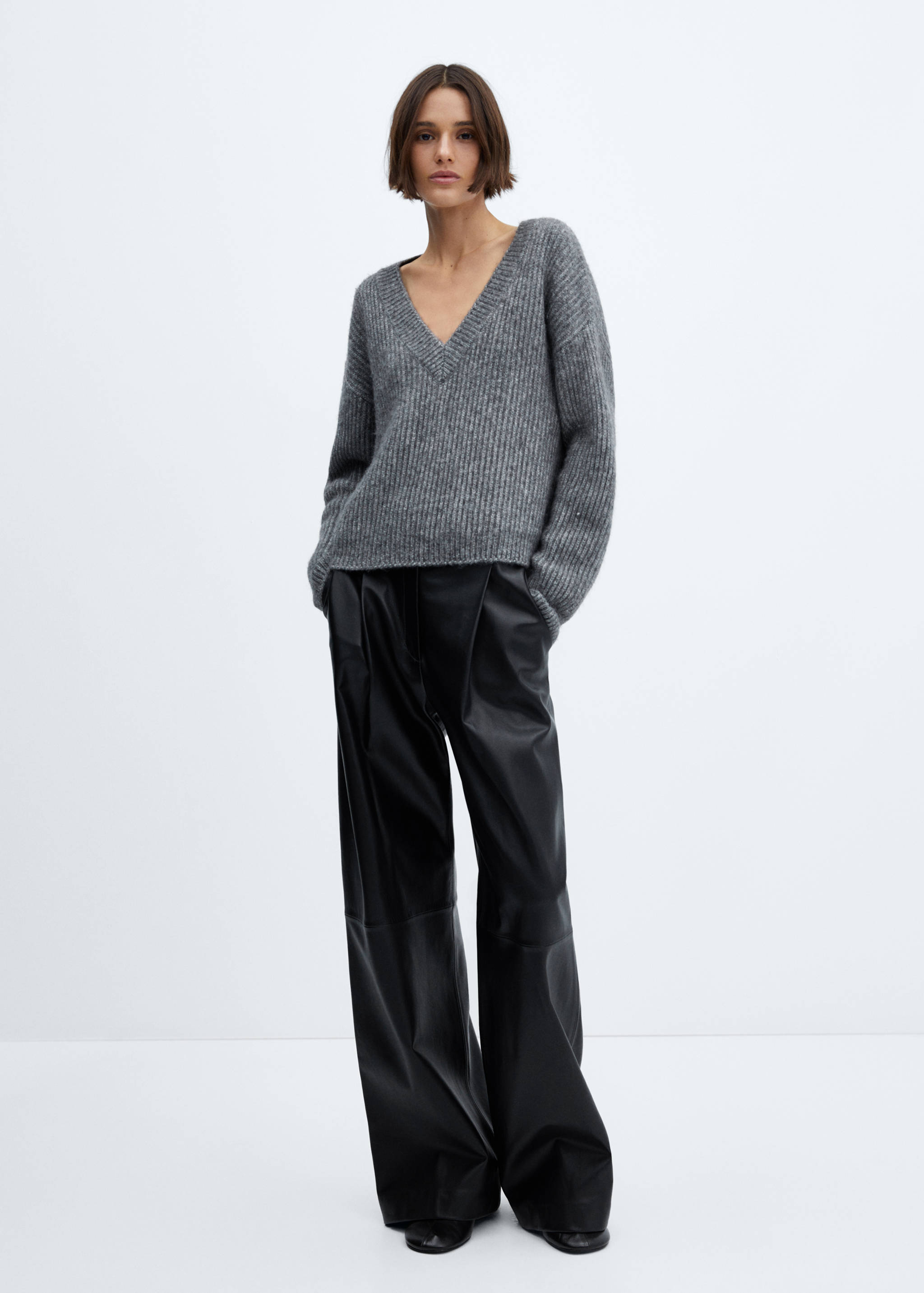 V-neck knit sweater - General plane