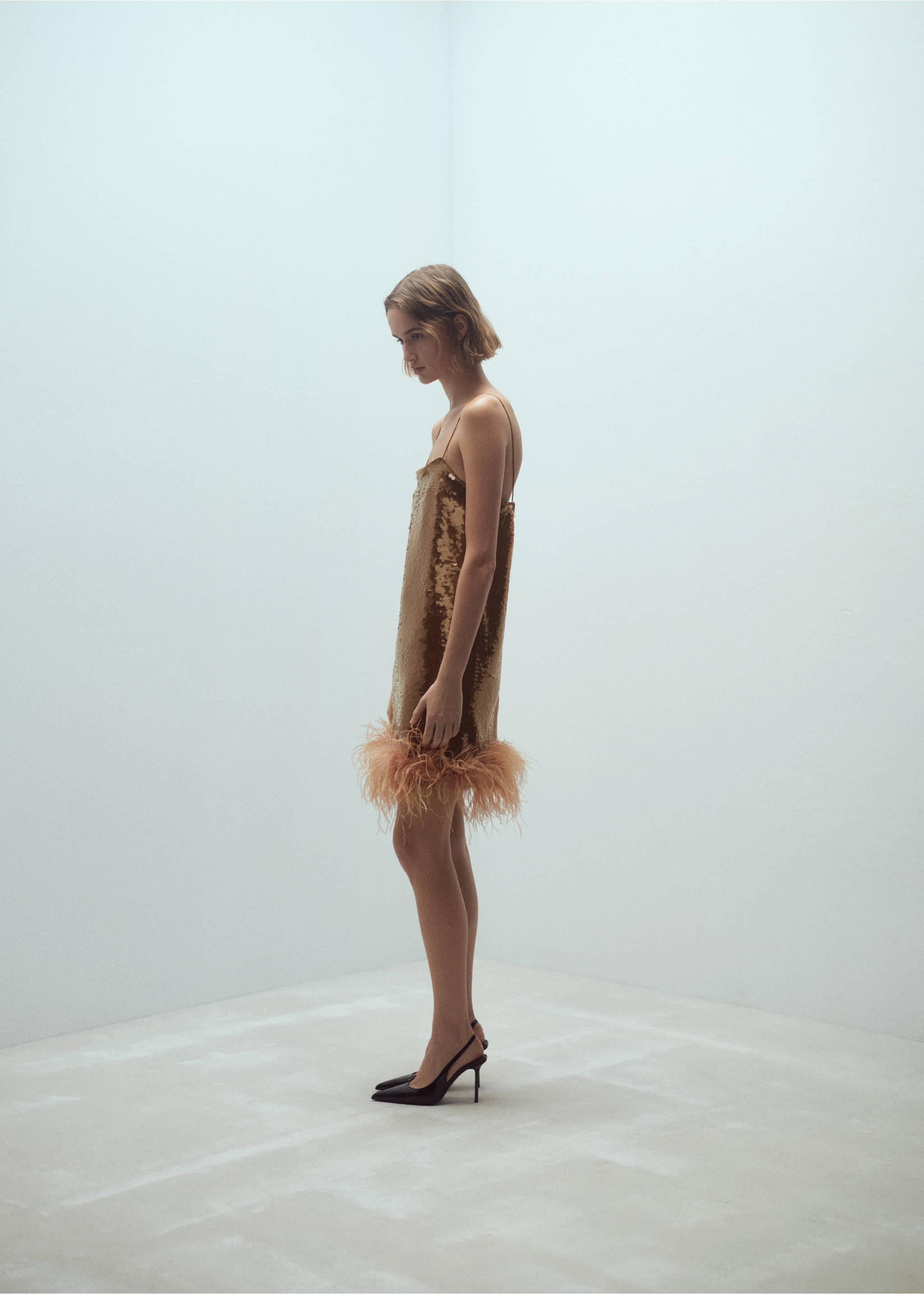 Sequin dress with fringe detail - Details of the article 2, Caramel. Ref: 57029124-00.