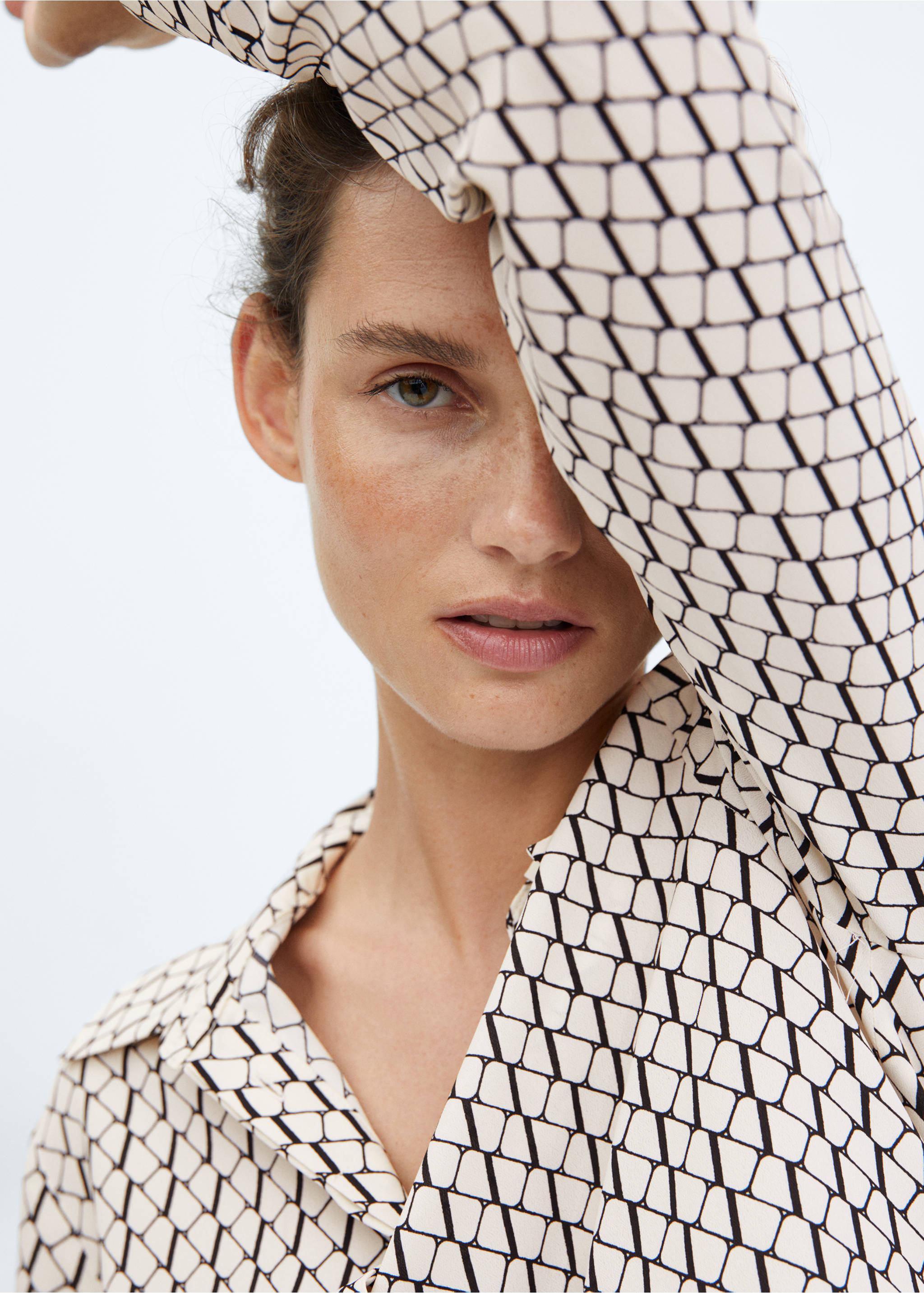 Chemise fluide regular-fit - Détail de l'article 1, Gris chiné foncé. Ref: 57029404-00.