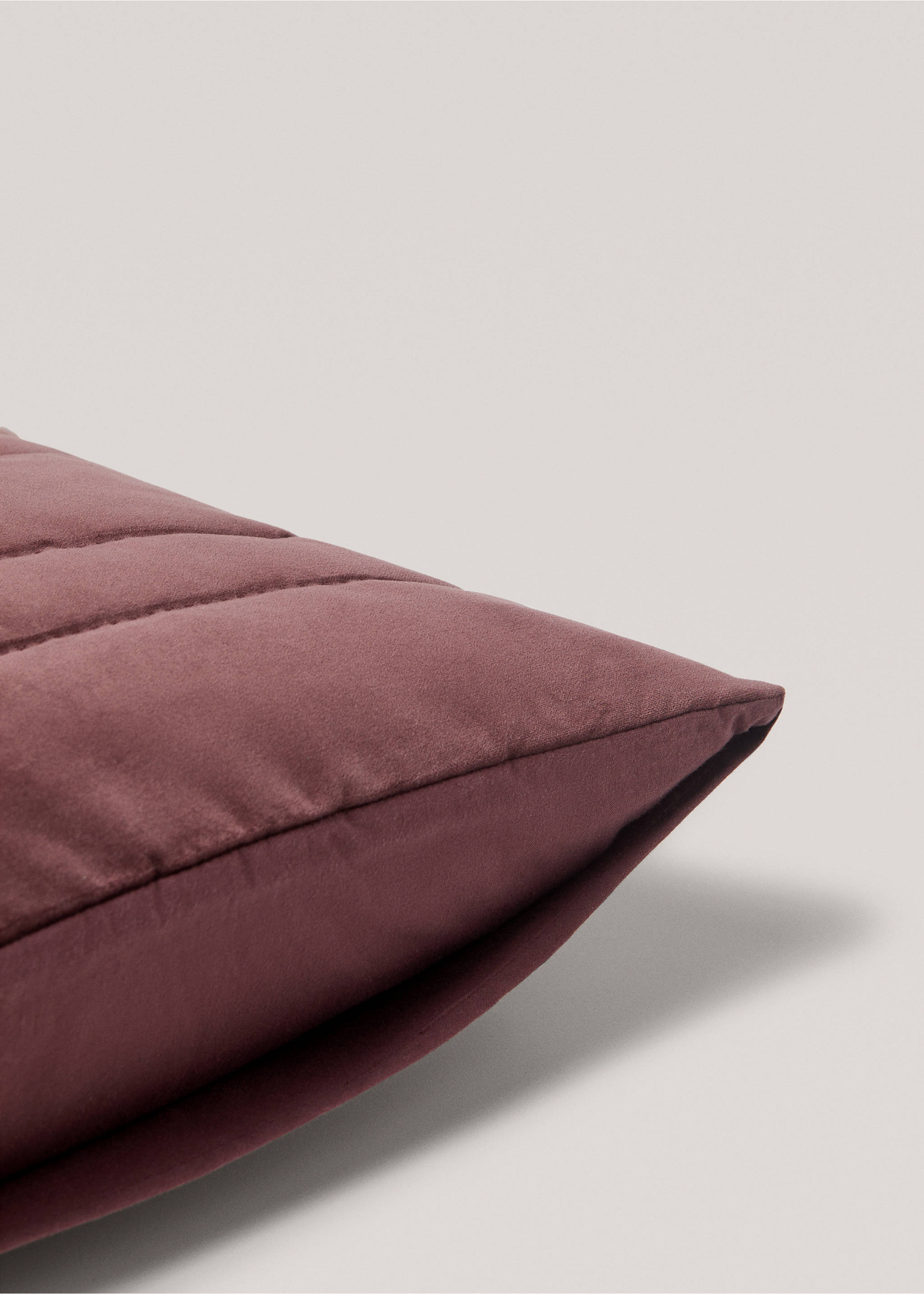 Povlak na polštářek se sametovou strukturou - Detail zboží 2, Granátová. Ref: 57029408-00.