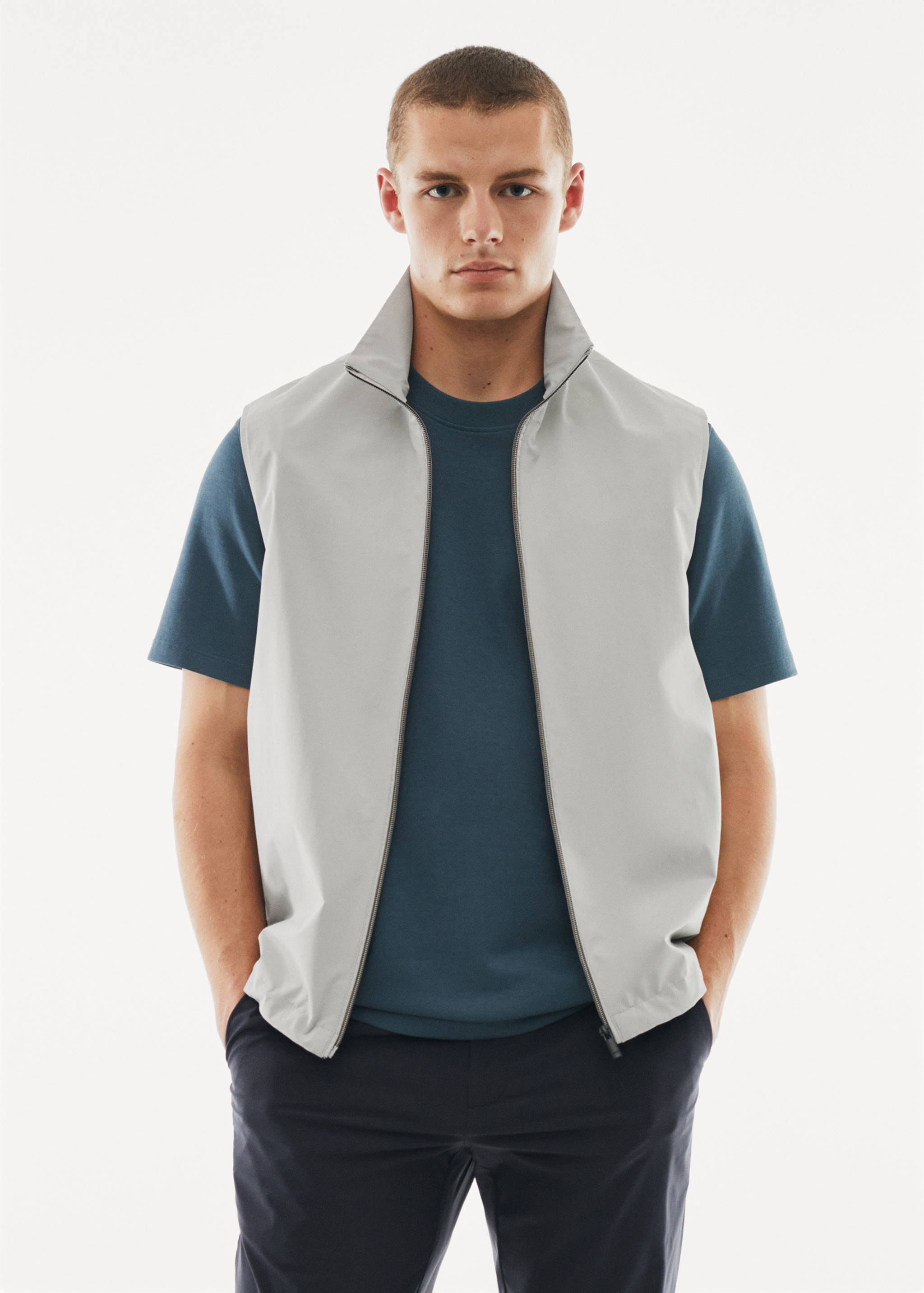Water-repellent technical vest - Medium plane