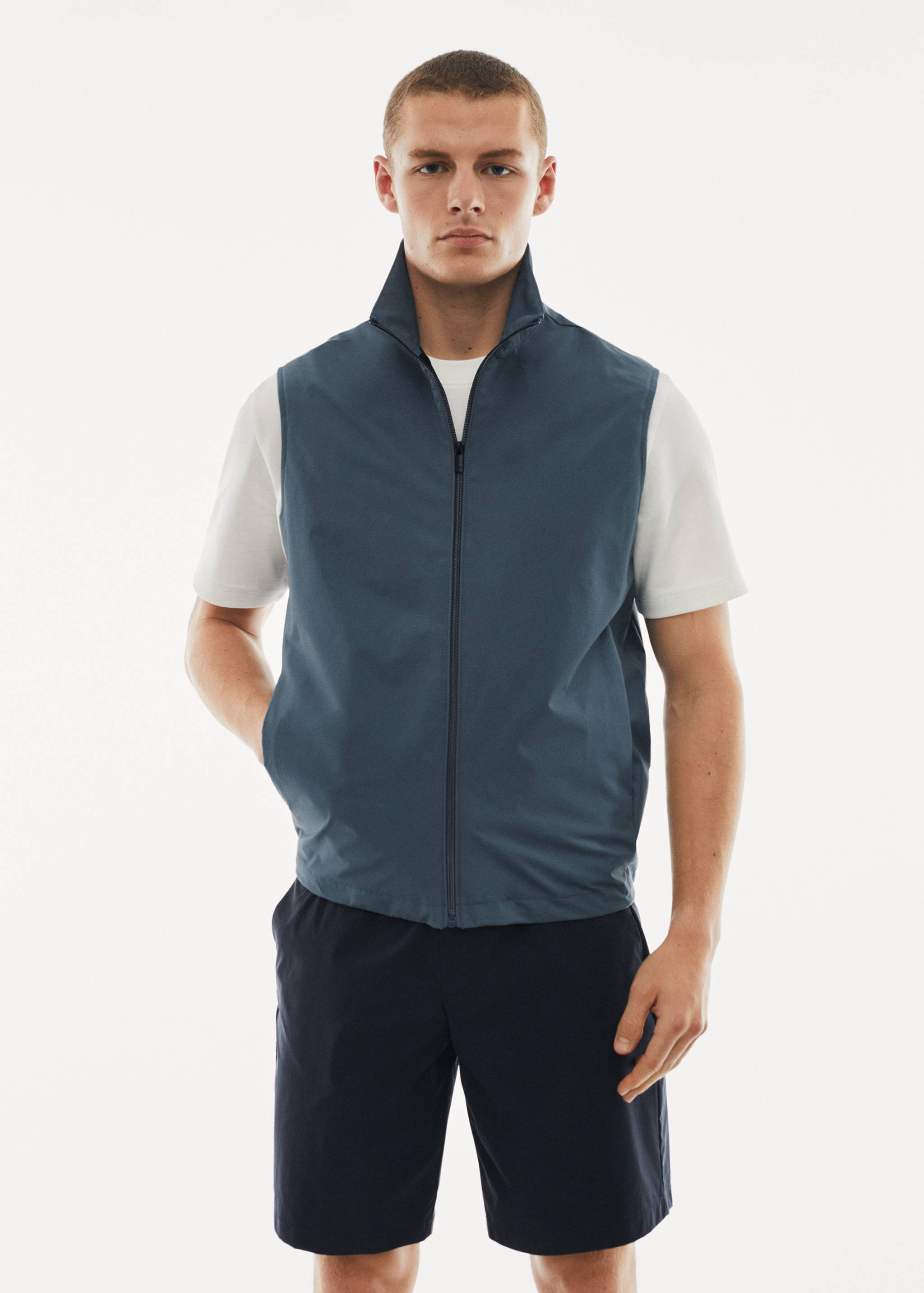 Water-repellent technical vest - Medium plane