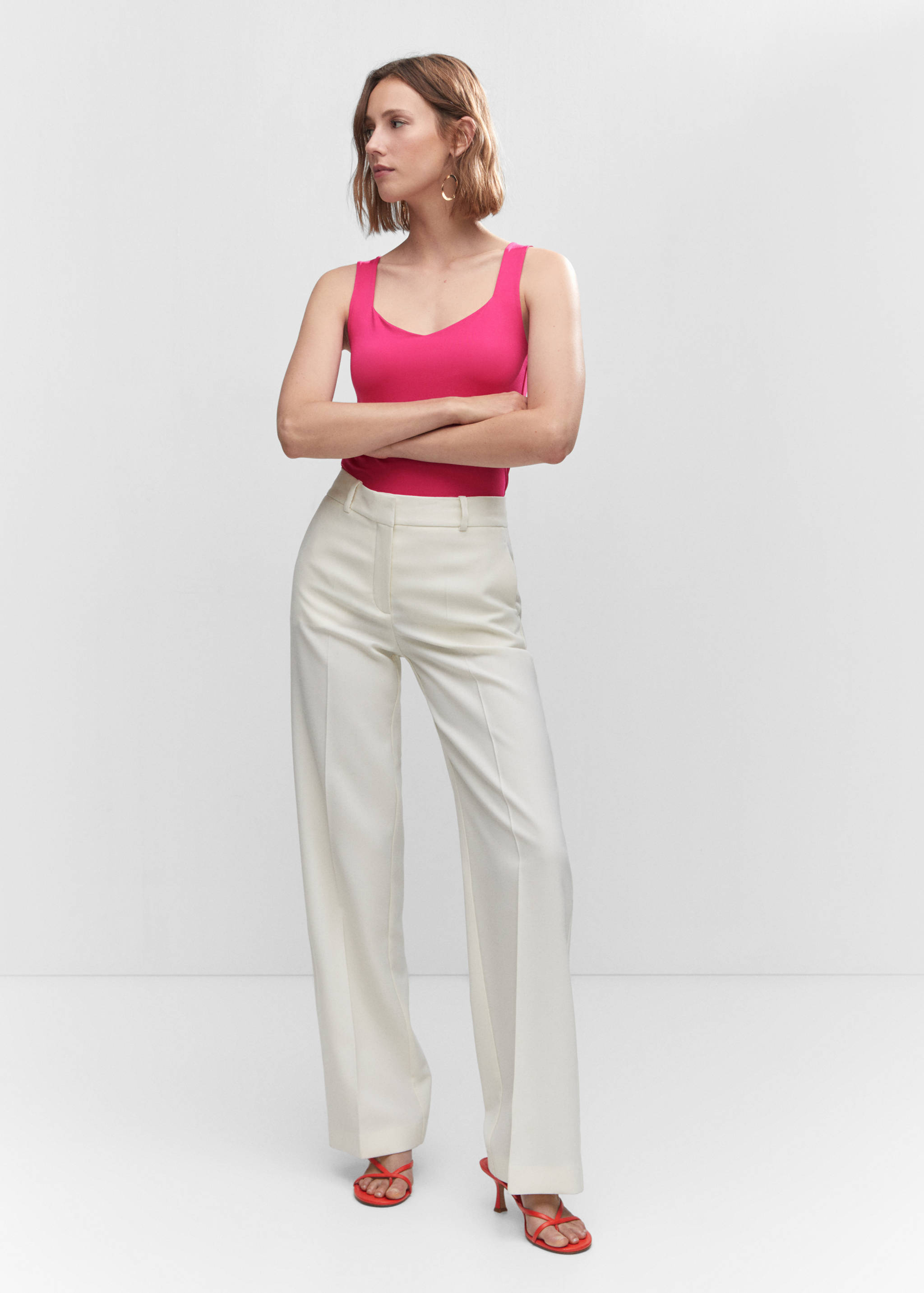 Elastyczny top z dekoltem - Plan ogólny