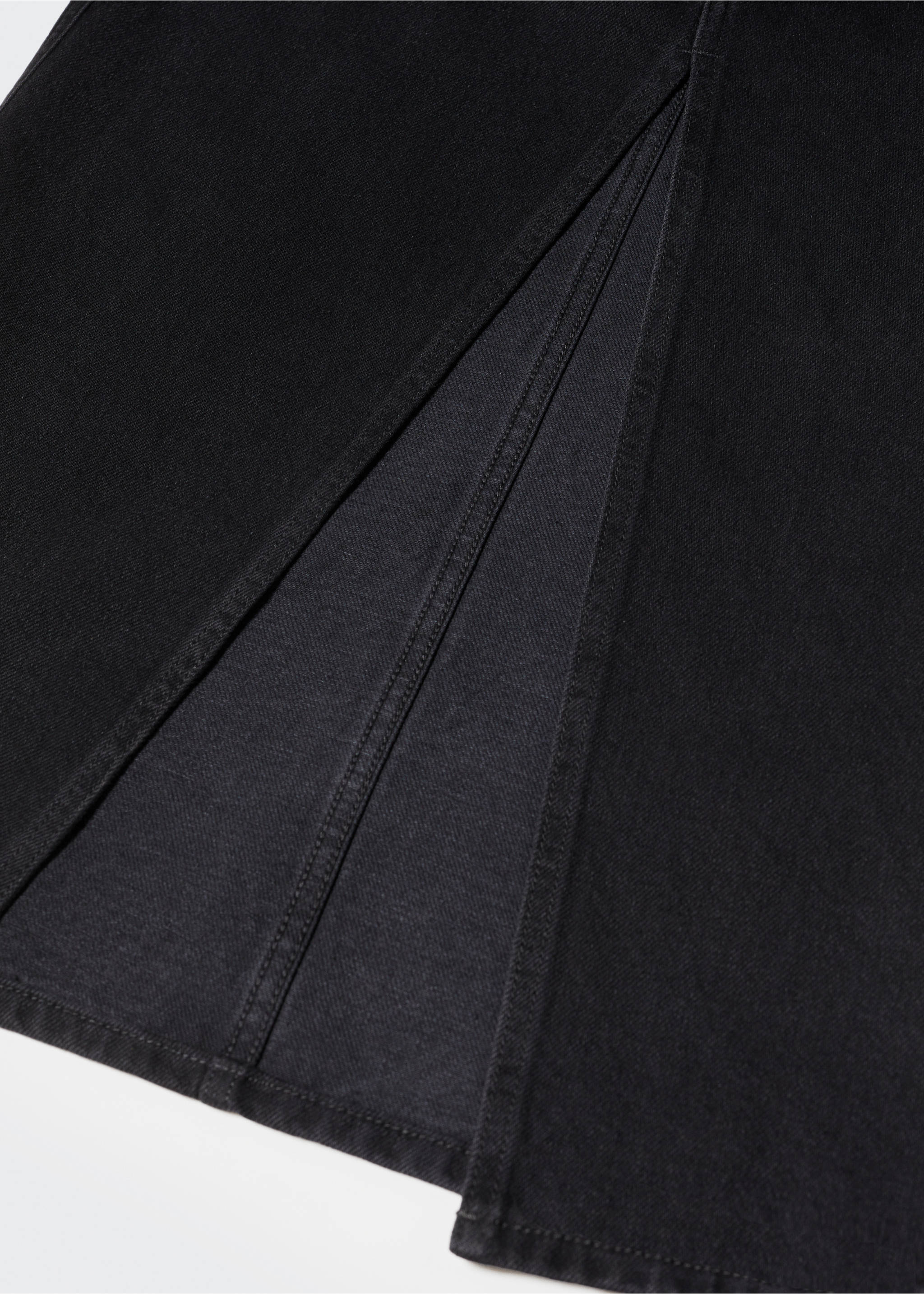 Slit denim skirt - Details of the article 8, Black denim. Ref: 57031175-00.
