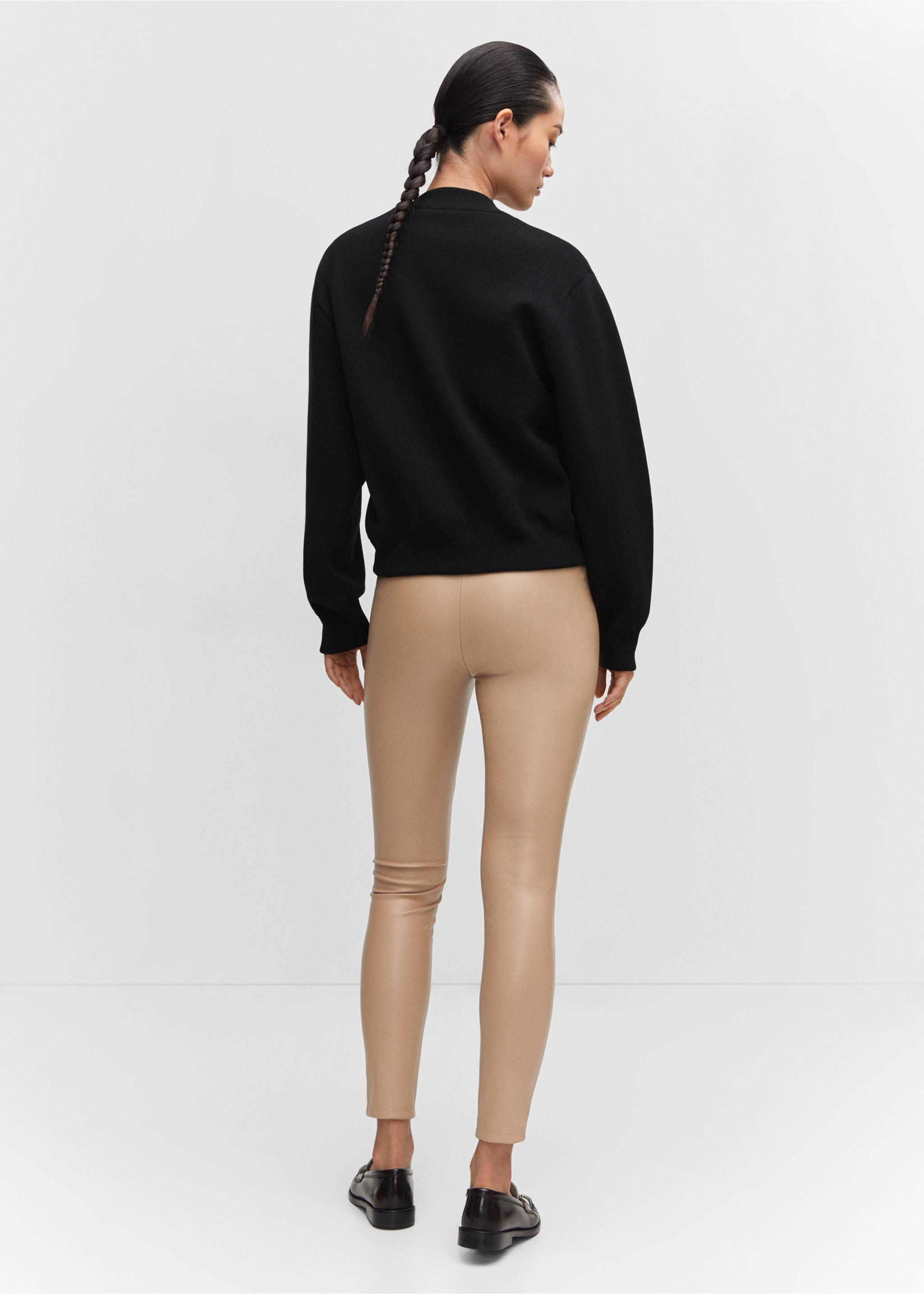 Leggings aus Kunstleder - Rückseite des Artikels, Sandfarben. Ref: 57033803-00.