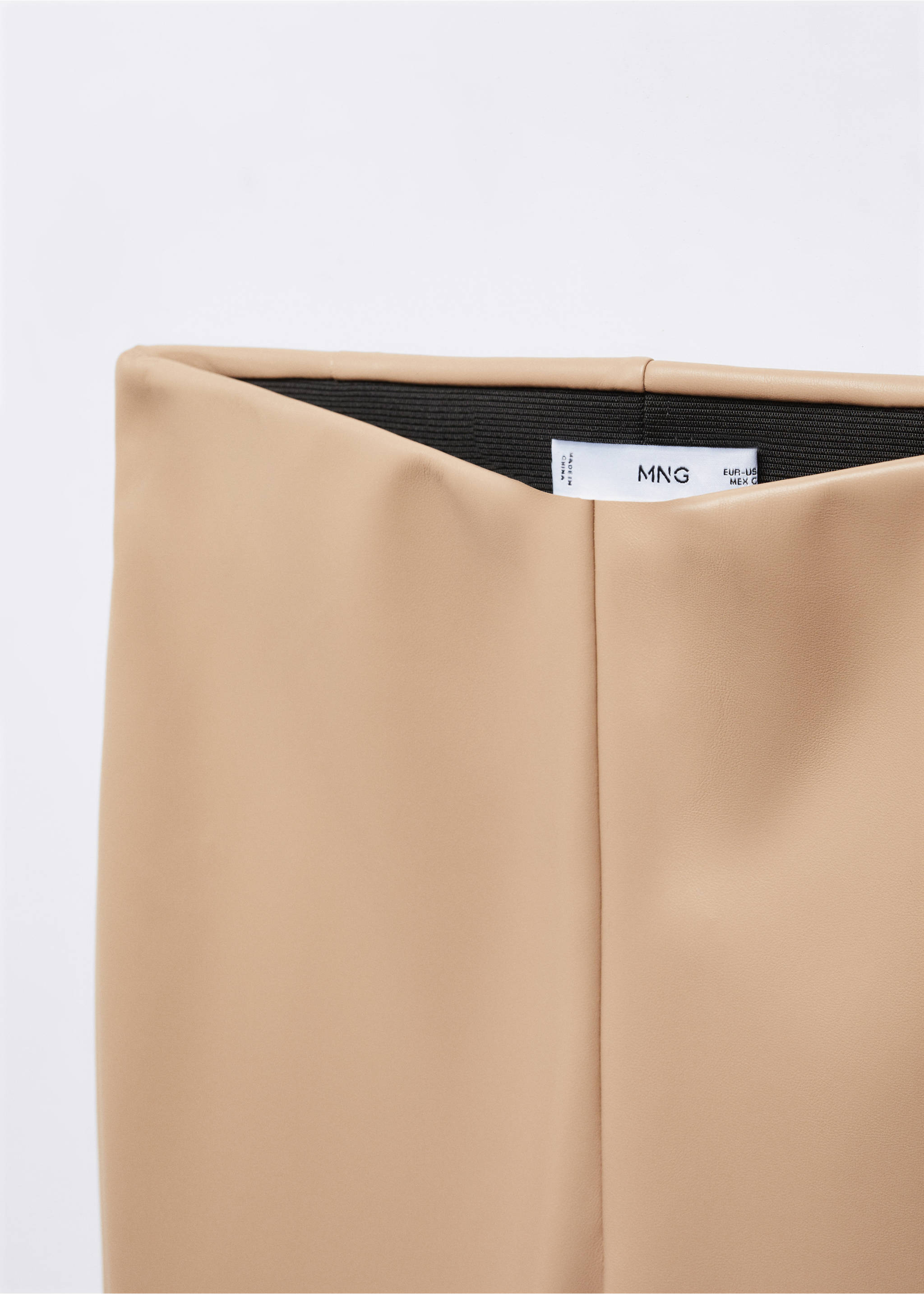 Leggings aus Kunstleder - Detail des Artikels 8, Sandfarben. Ref: 57033803-00.