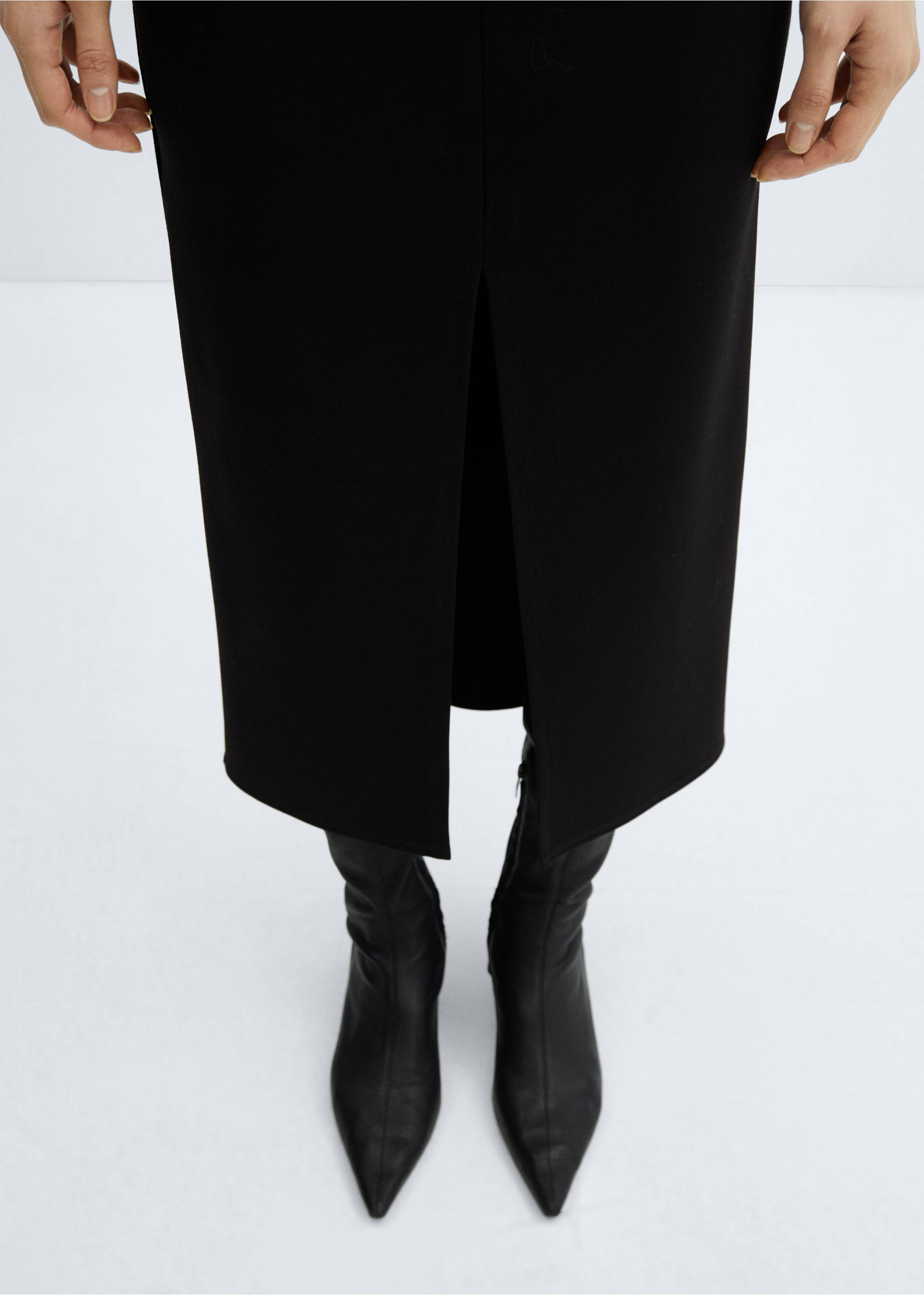 Midi-skirt with front slit - Details of the article 6, Black. Ref: 57033807-00.