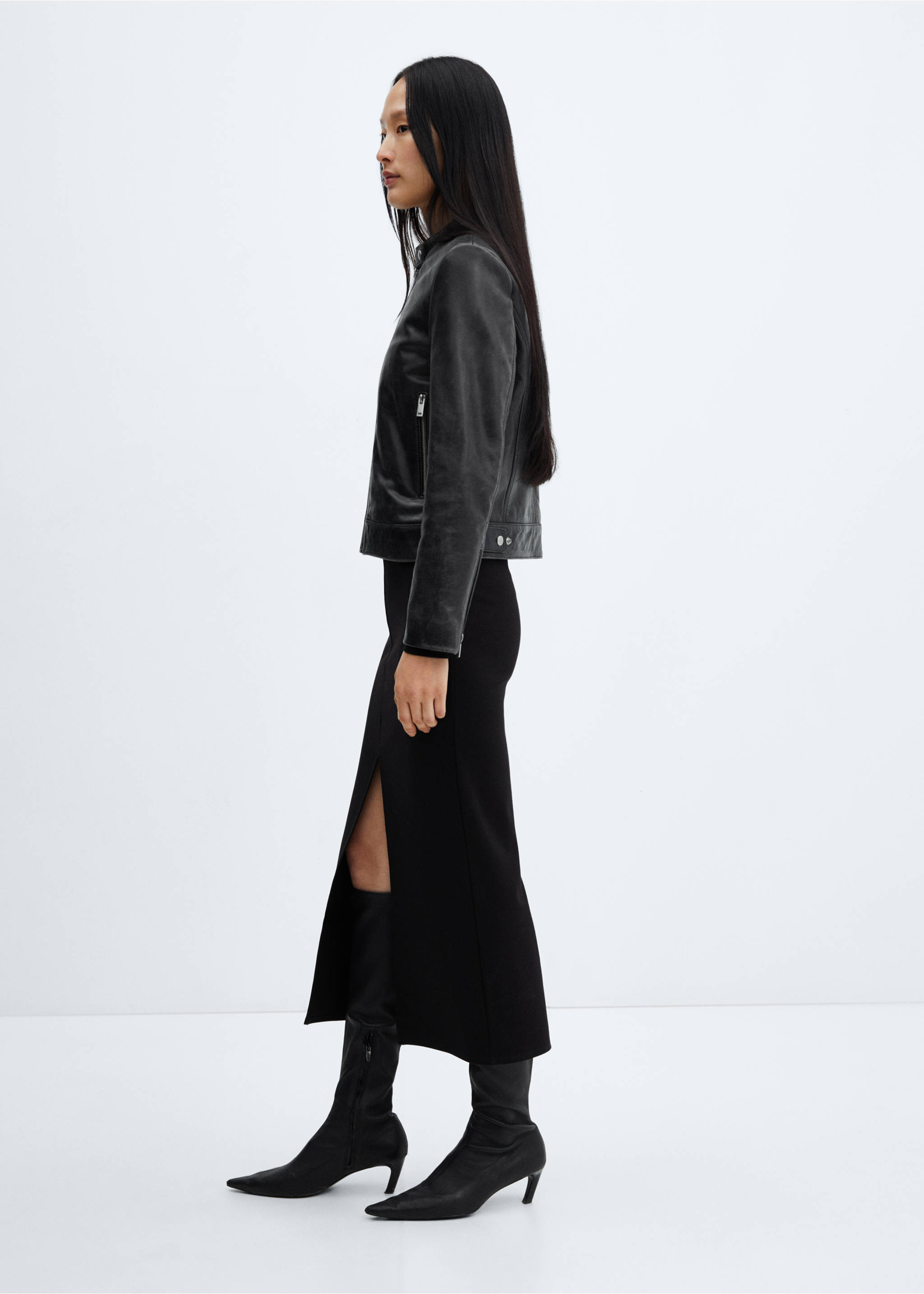 Midi-skirt with front slit - Details of the article 2, Black. Ref: 57033807-00.