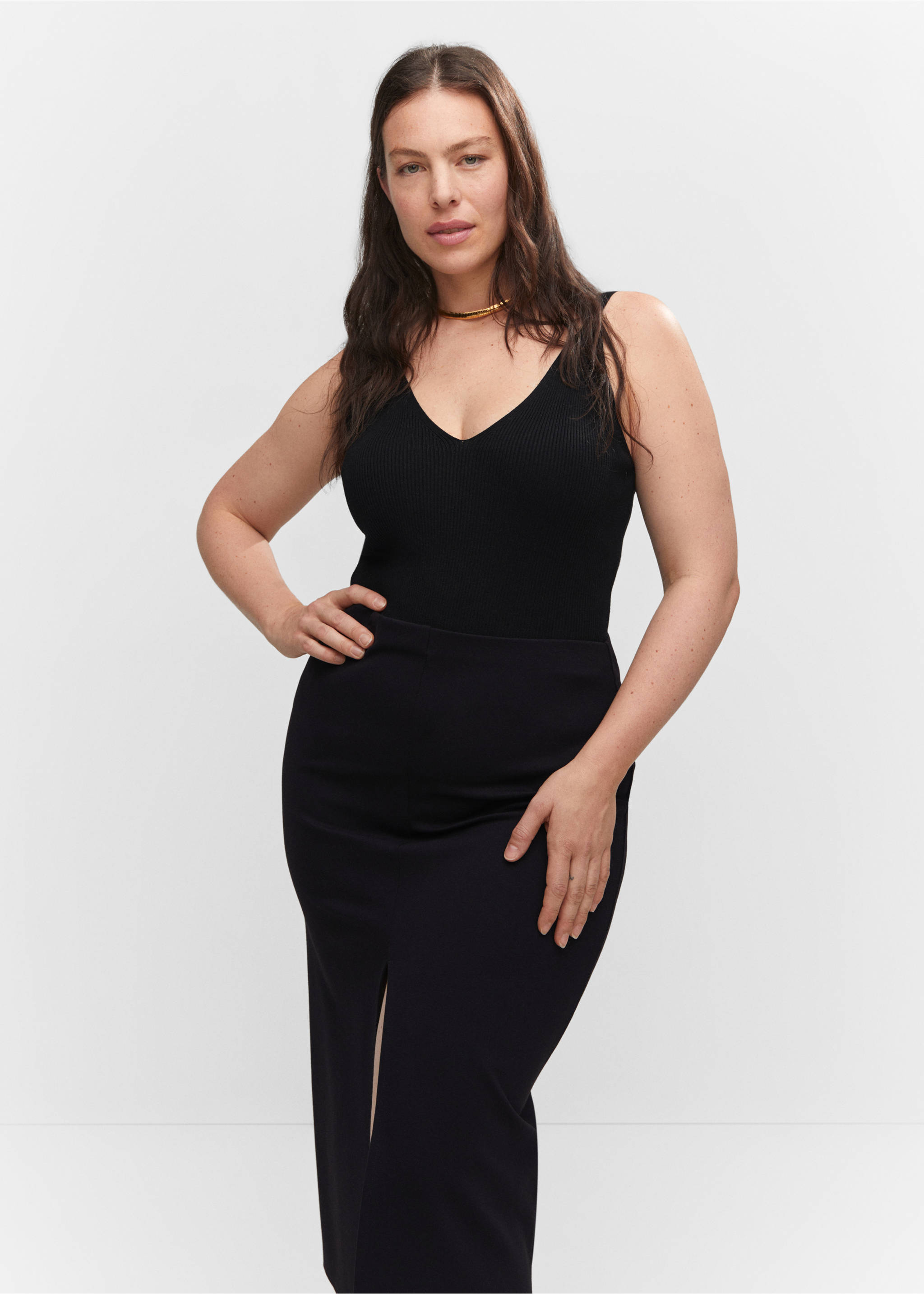 Midi-skirt with front slit - Details of the article 5, Black. Ref: 57033807-00.