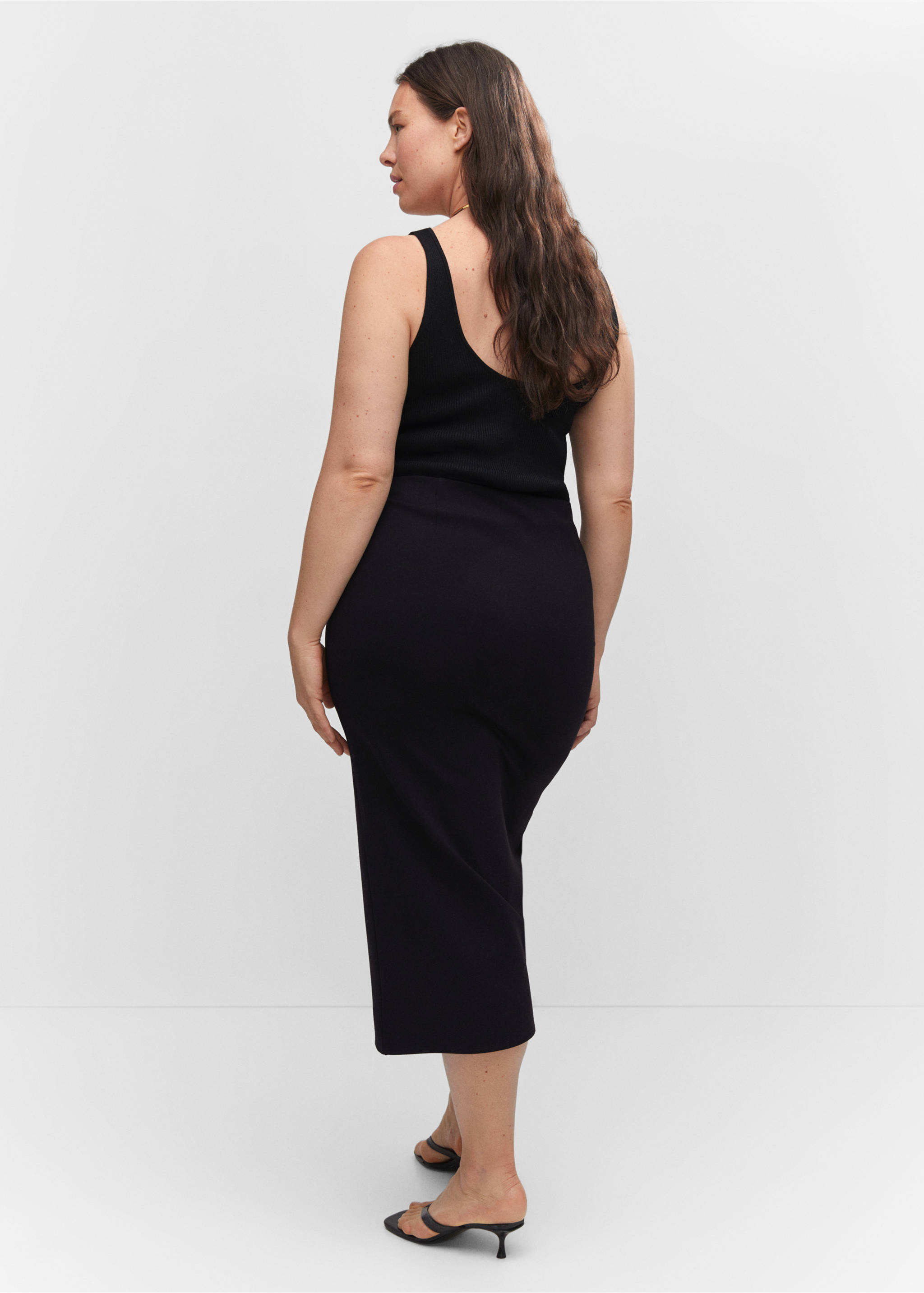 Midi-skirt with front slit - Details of the article 4, Black. Ref: 57033807-00.