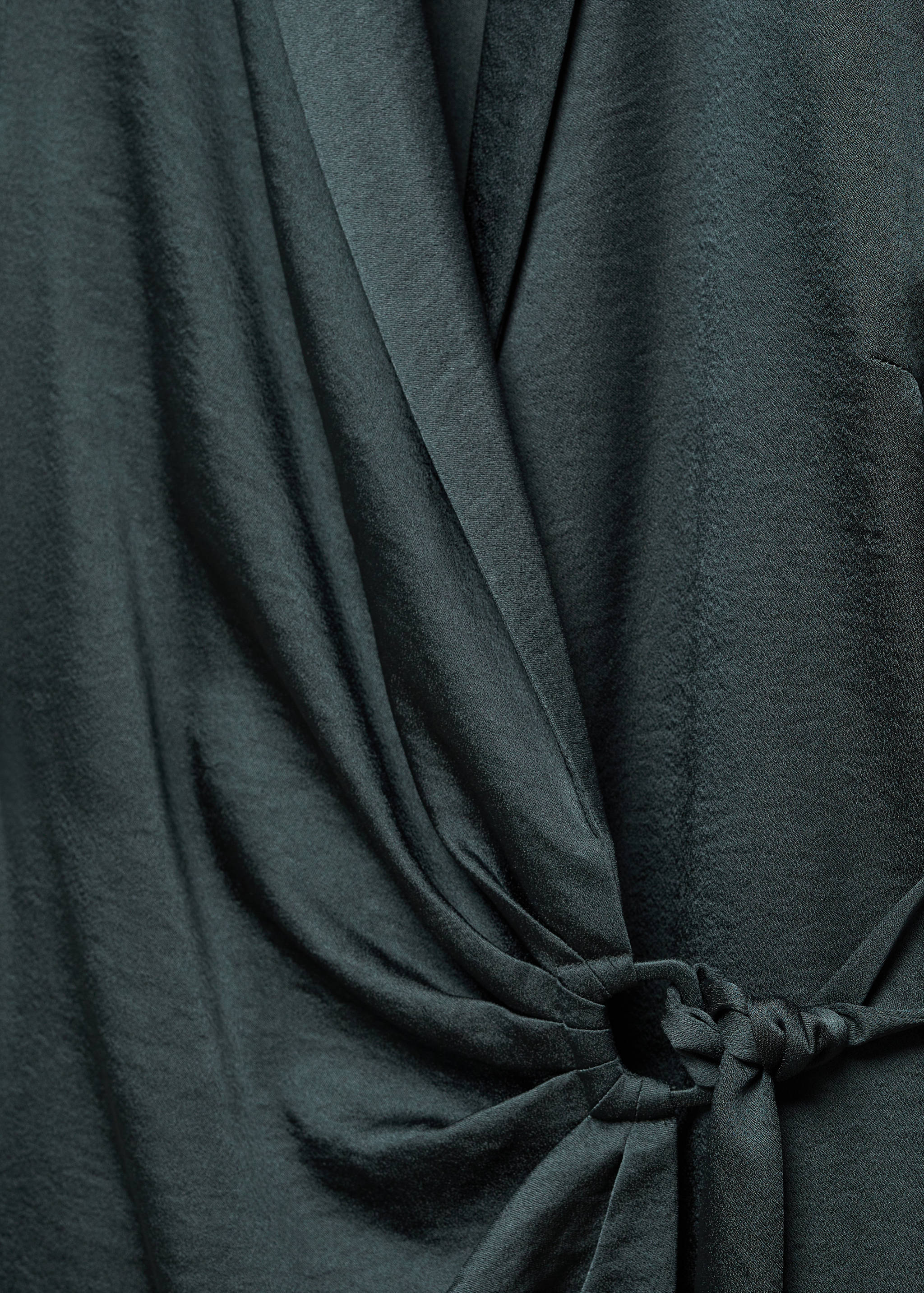 Satiniertes Wickelkleid mit Schnalle - Detail des Artikels 8