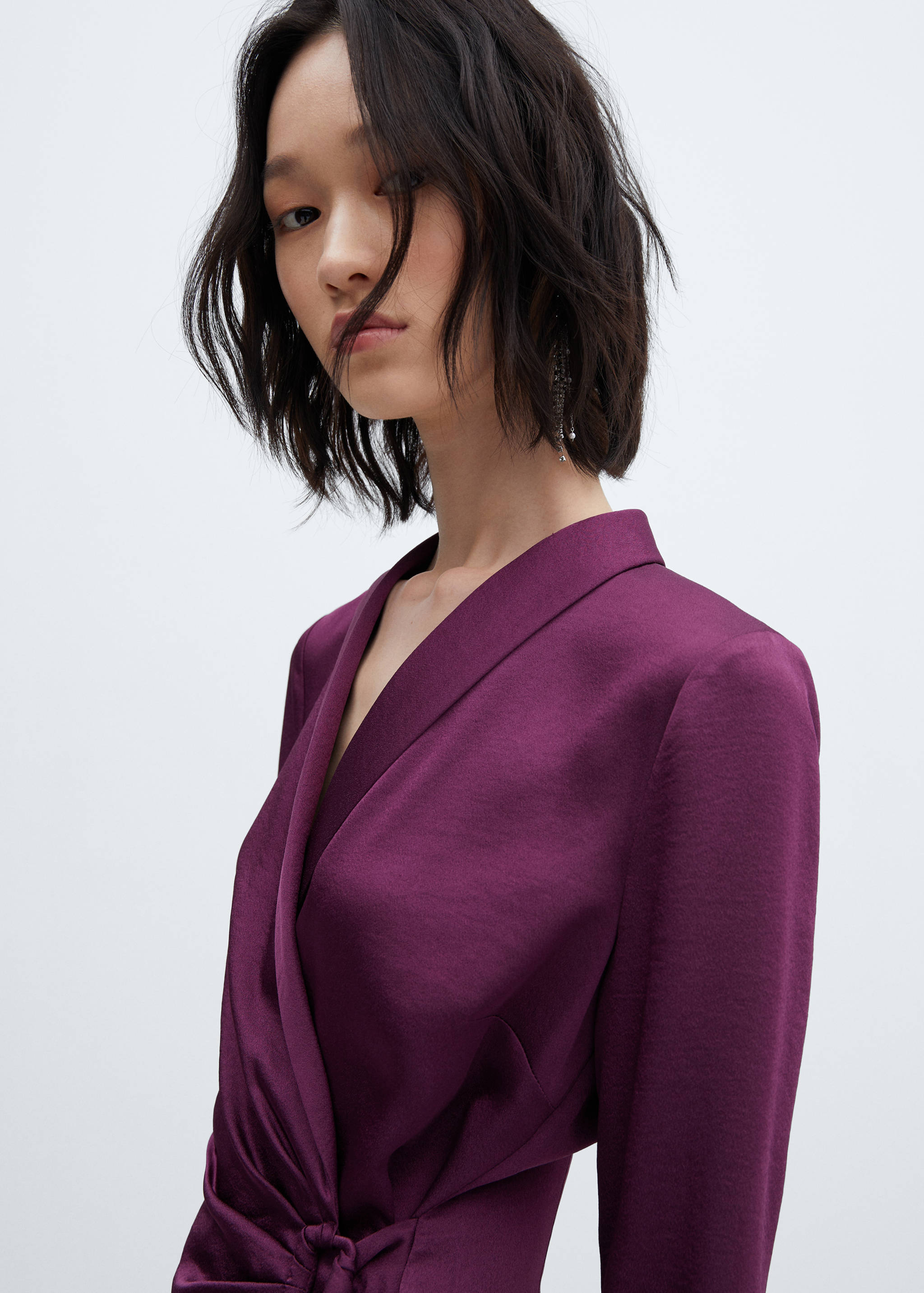 Satiniertes Wickelkleid mit Schnalle - Detail des Artikels 1