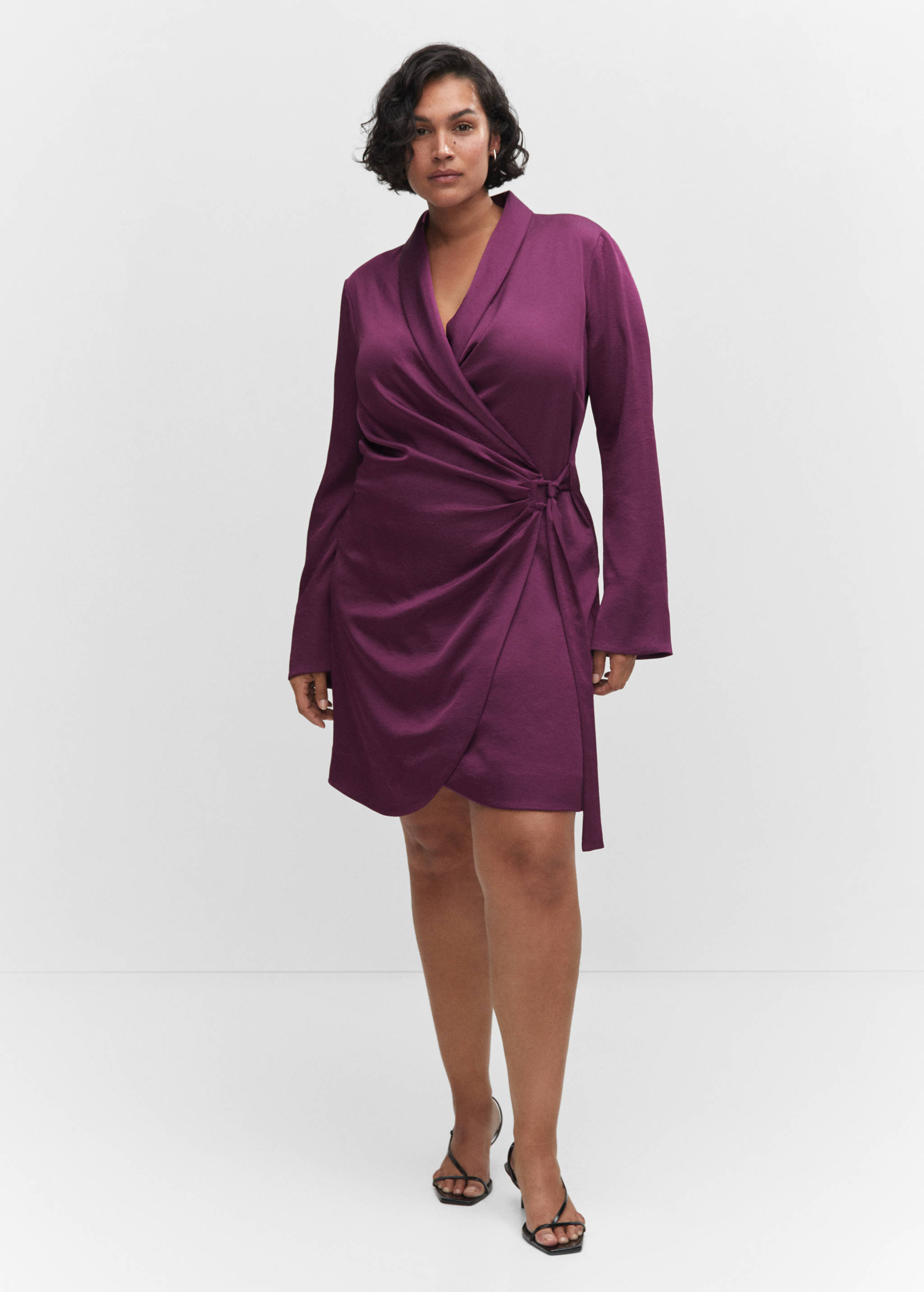 Satiniertes Wickelkleid mit Schnalle - Detail des Artikels 3