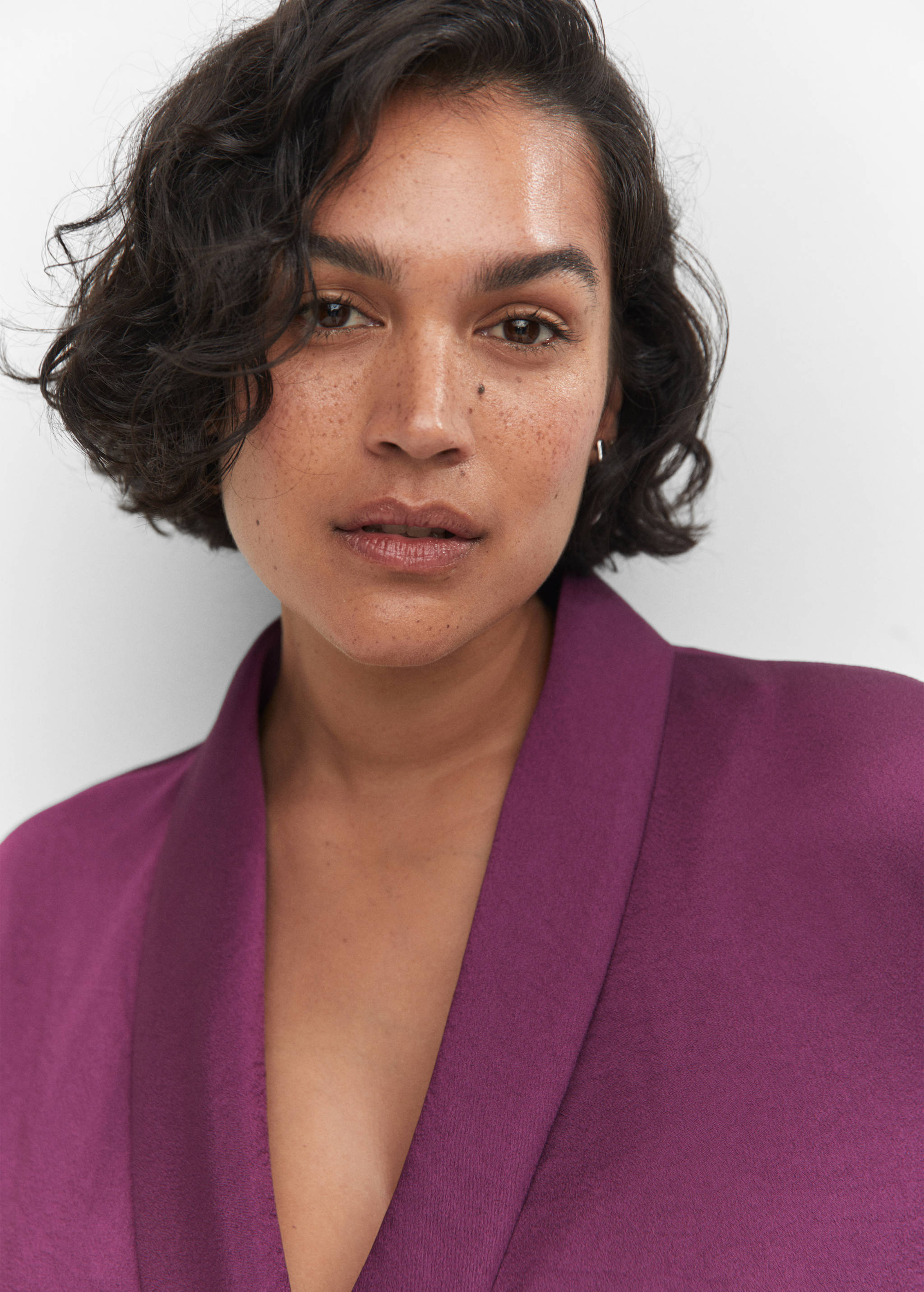 Satiniertes Wickelkleid mit Schnalle - Detail des Artikels 4