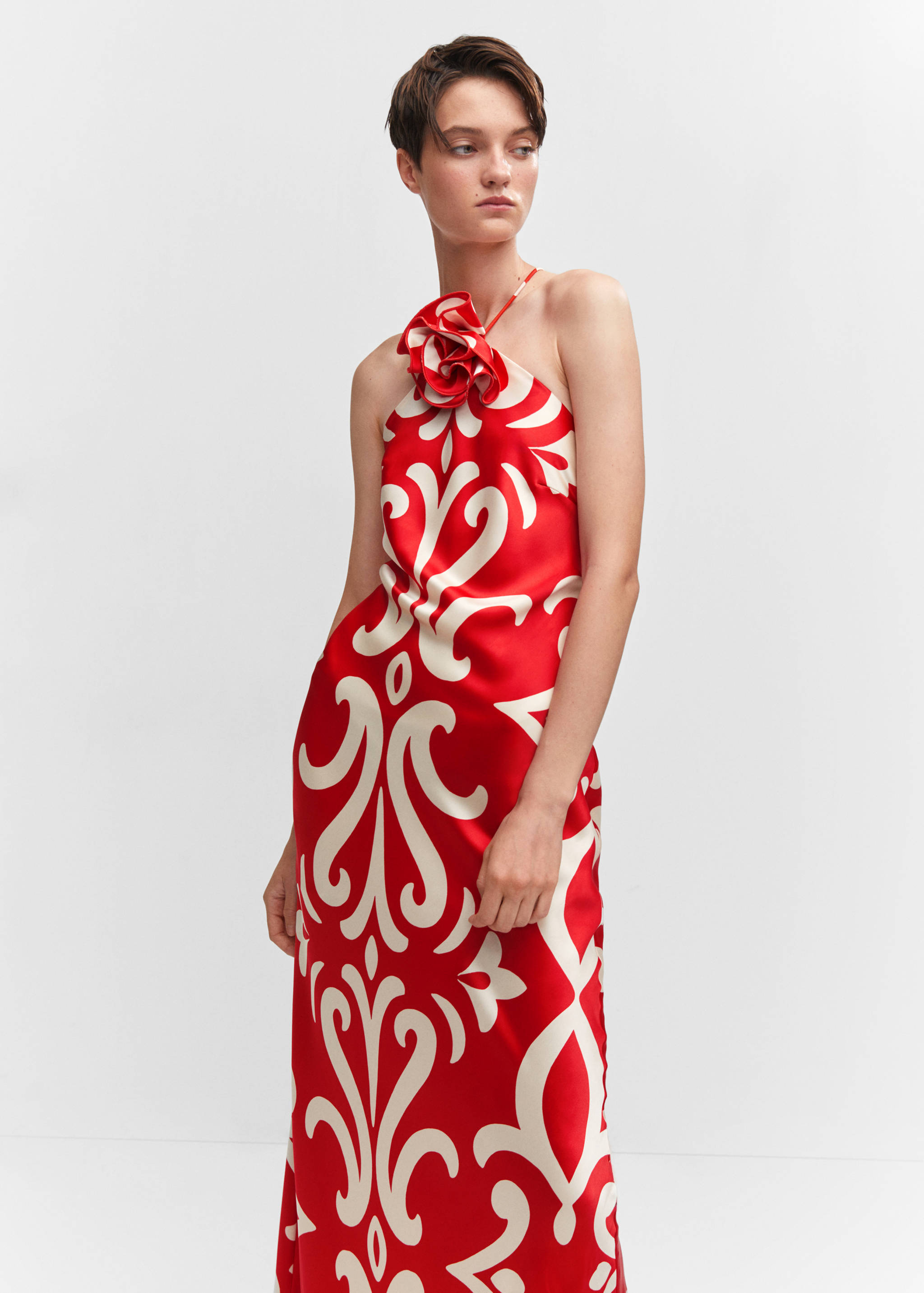 Vestido halter detalle flor - Plano medio