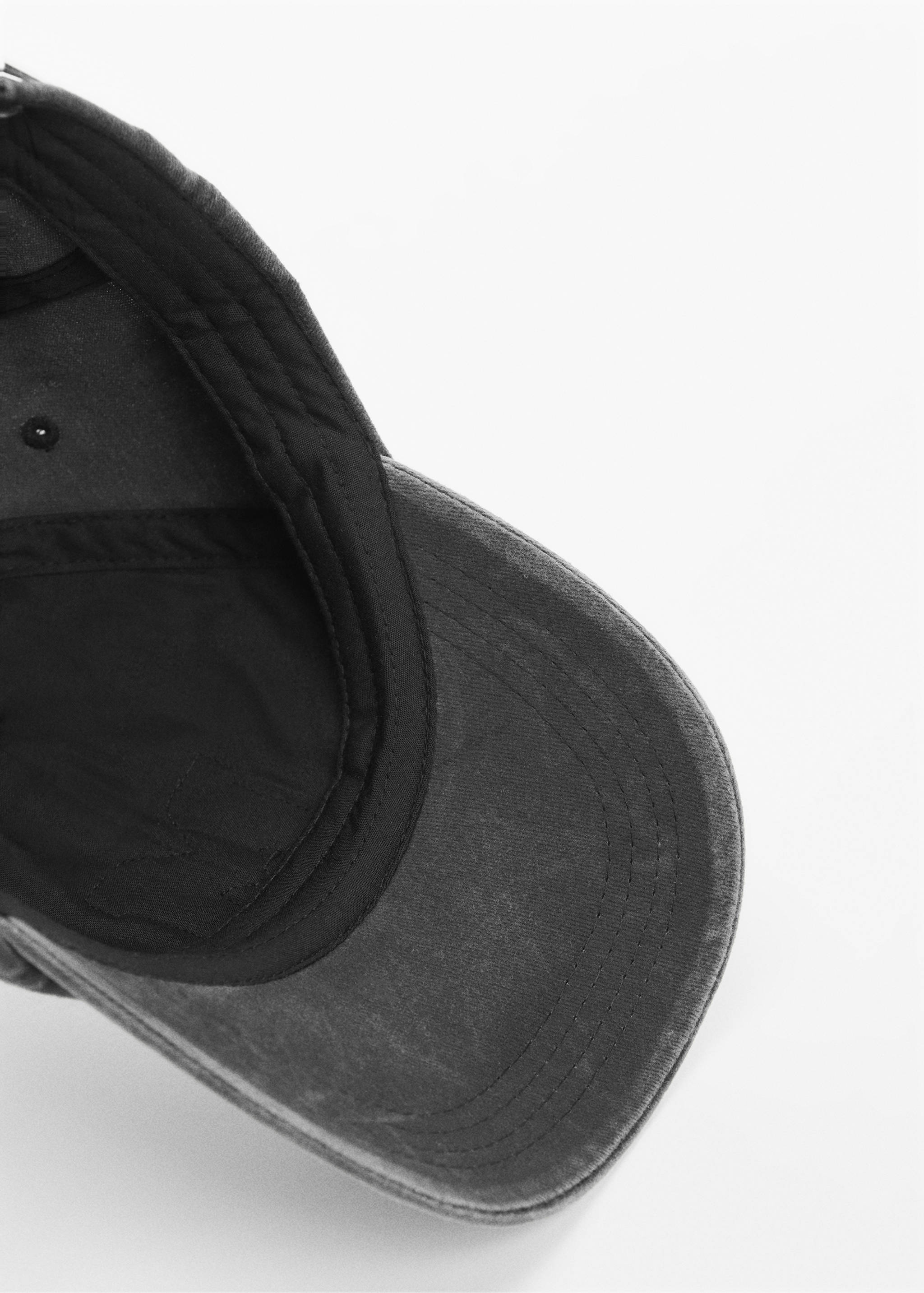 Cap with sheepskin detail - Details of the article 2