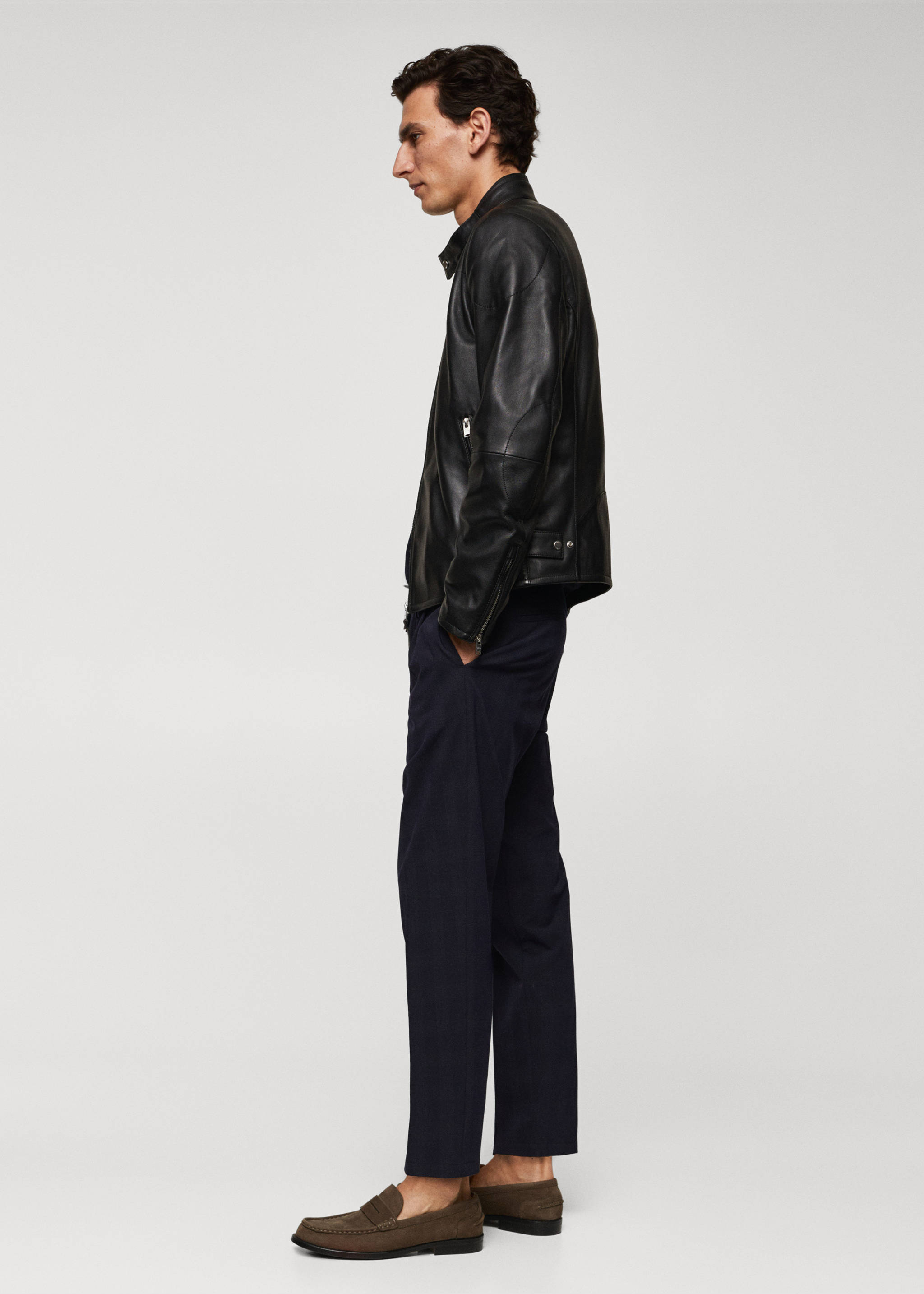 Leder-Bikerjacke mit Zipper-Detail - Detail des Artikels 2, Schwarz. Ref: 57034386-00.