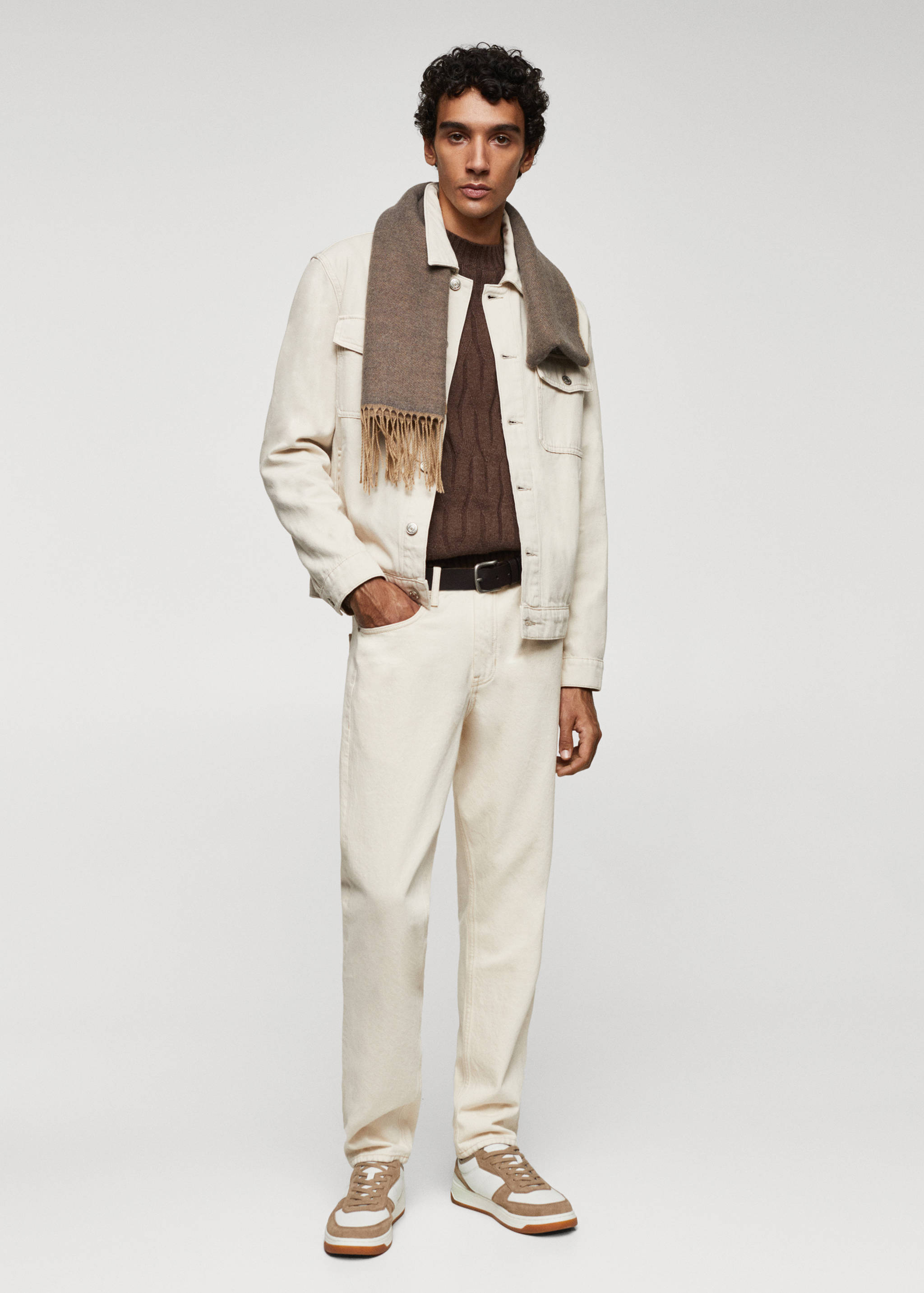 Deportiva combinada piel - Plano general