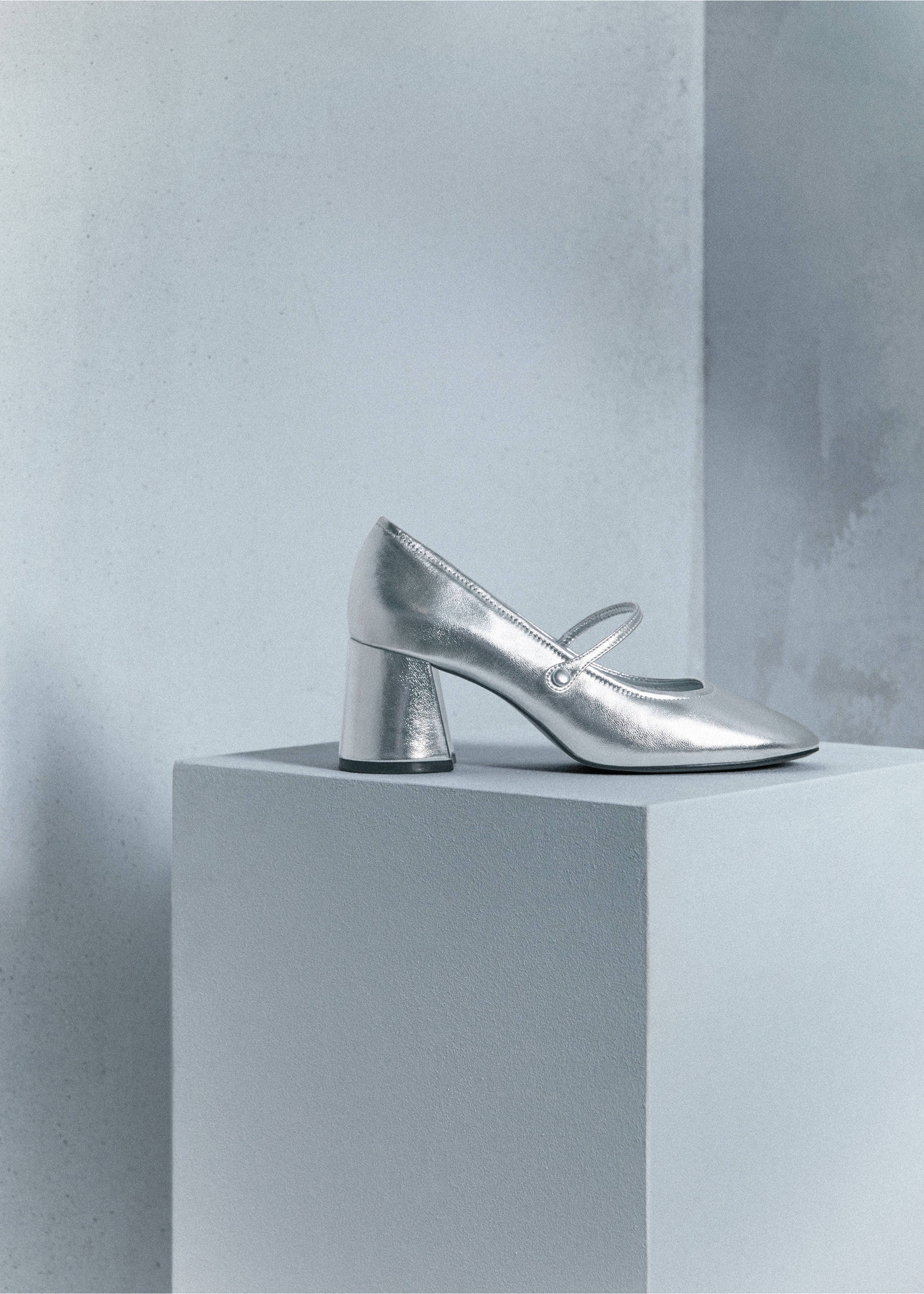 Metallic leather shoes - Details of the article 9, Silver. Ref: 57034776-00.
