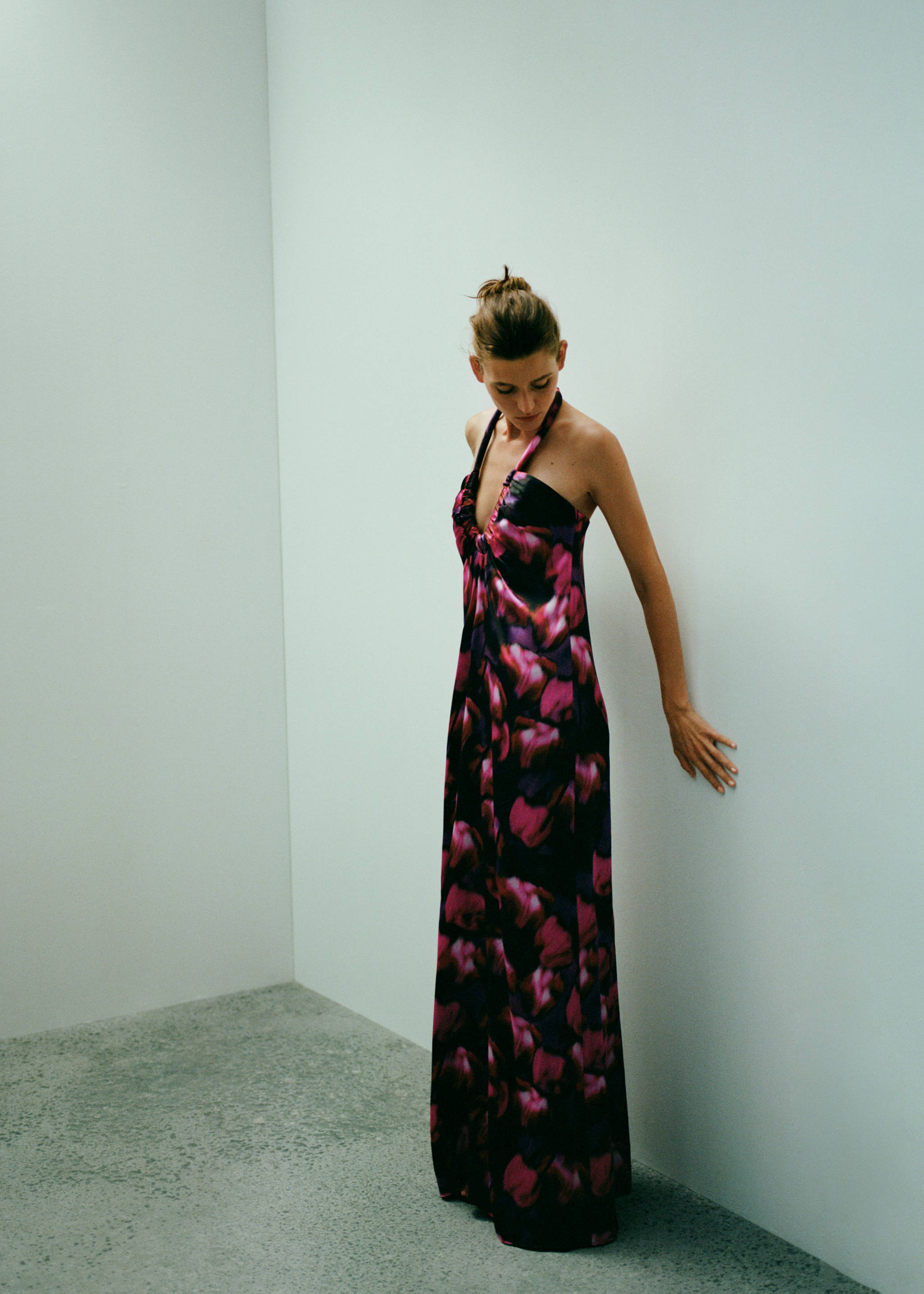 Gemustertes Seidenkleid mit Ausschnitt - Detail des Artikels 6, Lila. Ref: 57035152-00.