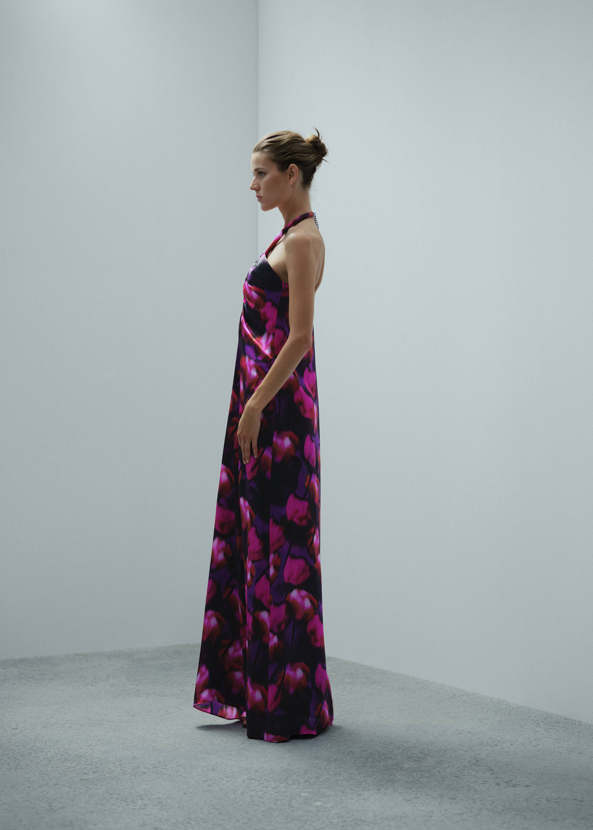 Gemustertes Seidenkleid mit Ausschnitt - Detail des Artikels 2, Lila. Ref: 57035152-00.