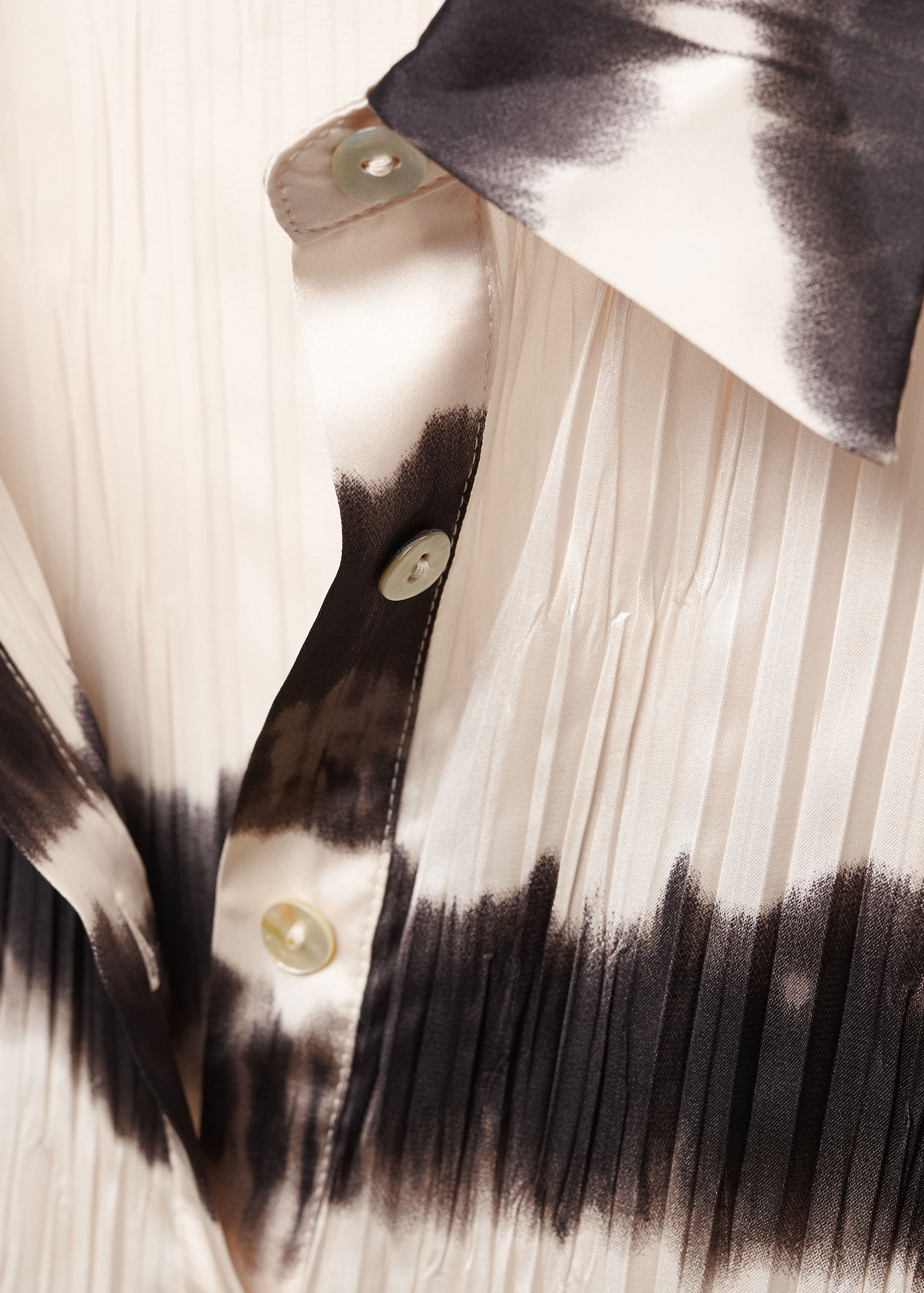 Tie-dye pleated shirt - Details of the article 8