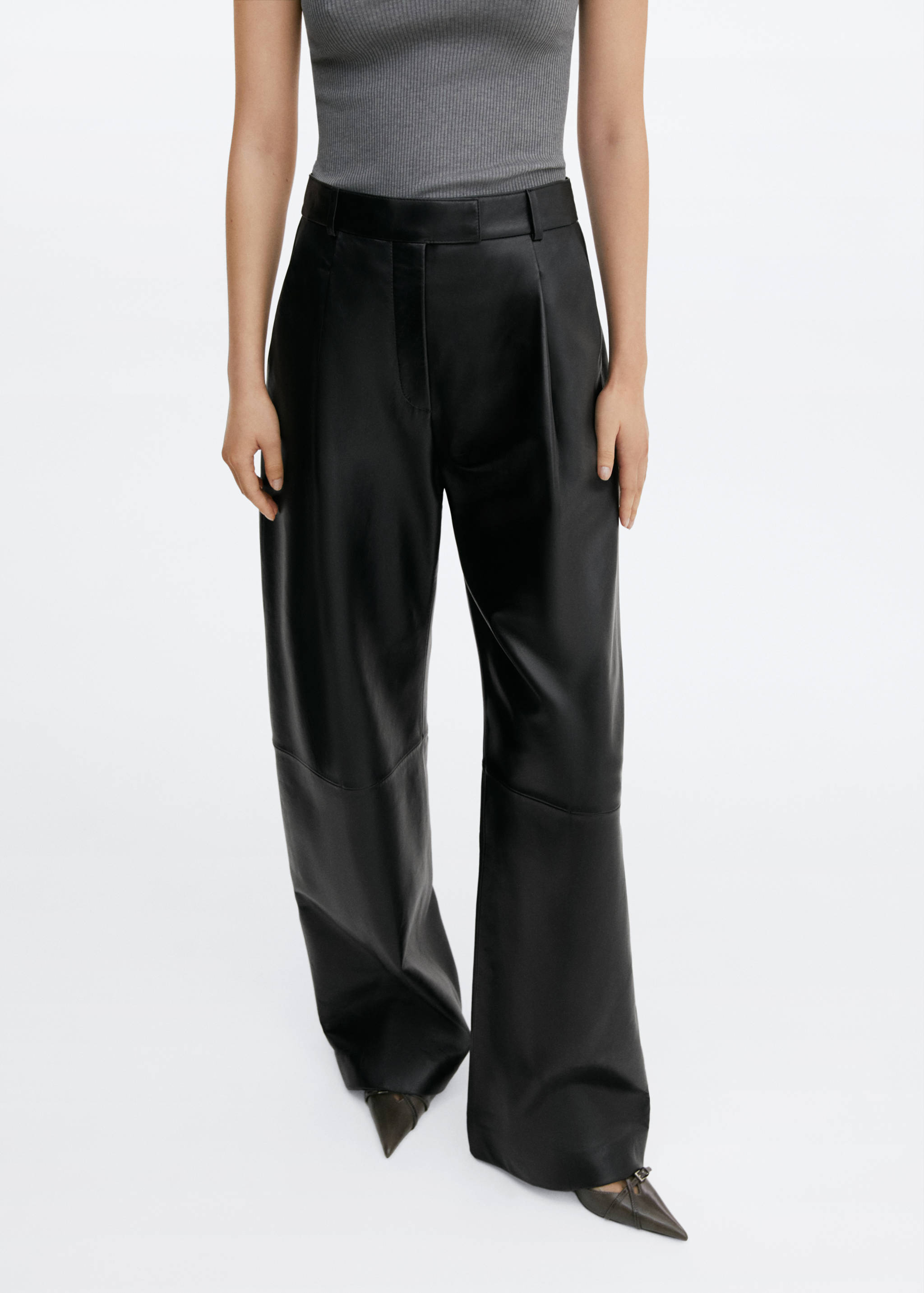 Pantalon droit cuir taille haute - Plan moyen