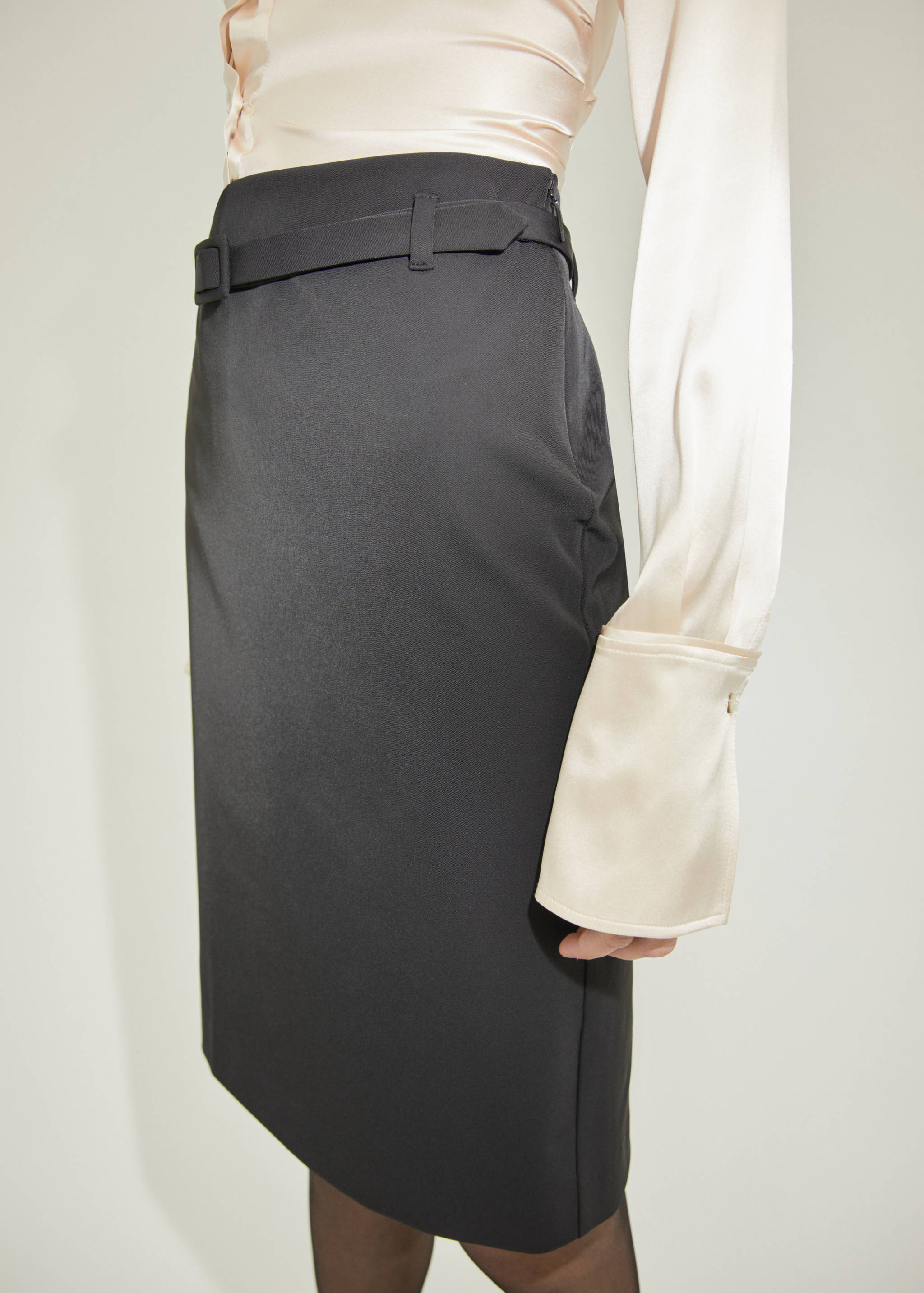 Pencil belt skirt - Medium plane, Black. Ref: 57036017-00.