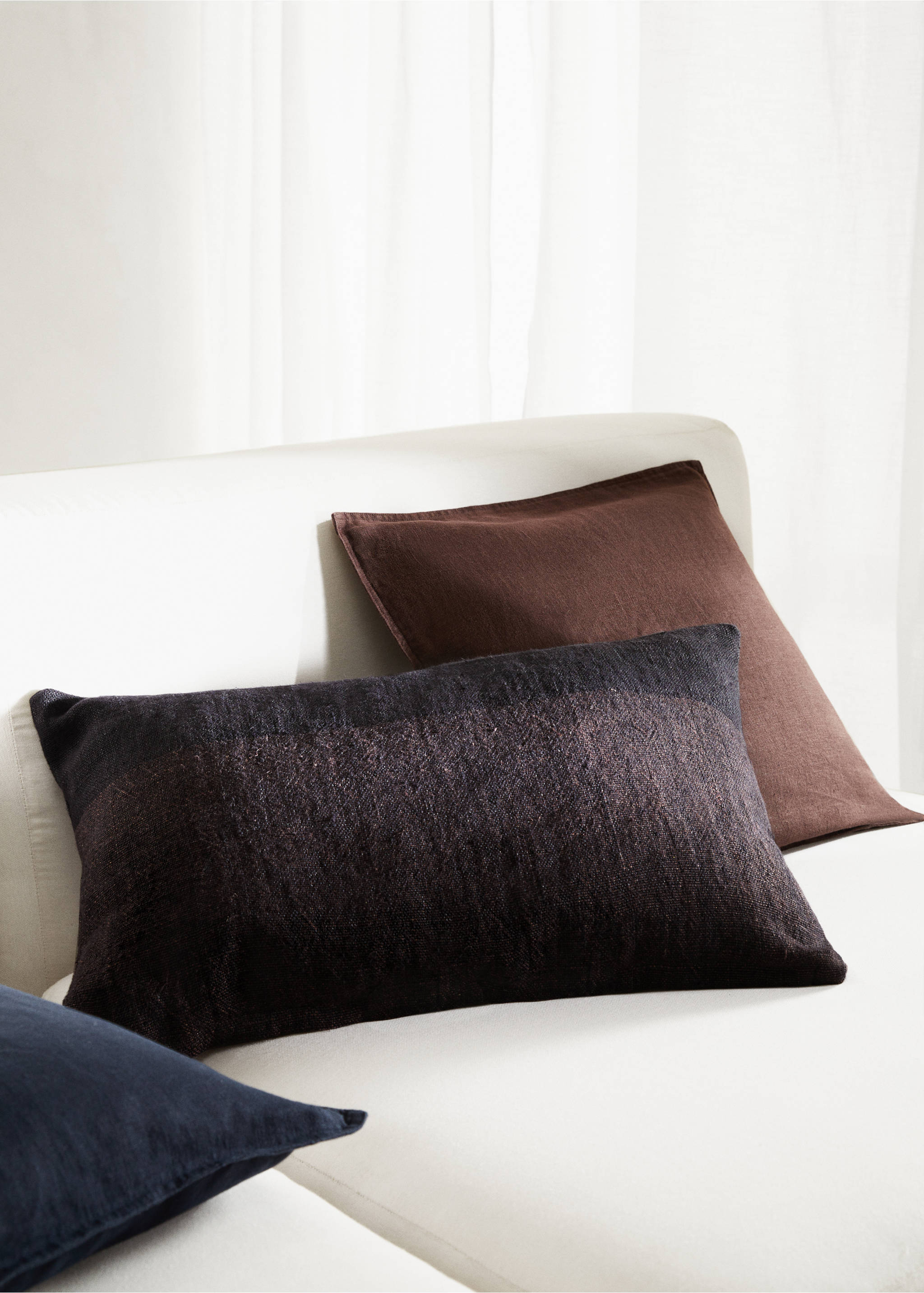 Kontrastierender Leinen-Kissenbezug 40 x 60 cm - Allgemeine Ansicht, Dunkles Marineblau. Ref: 57036313-00.