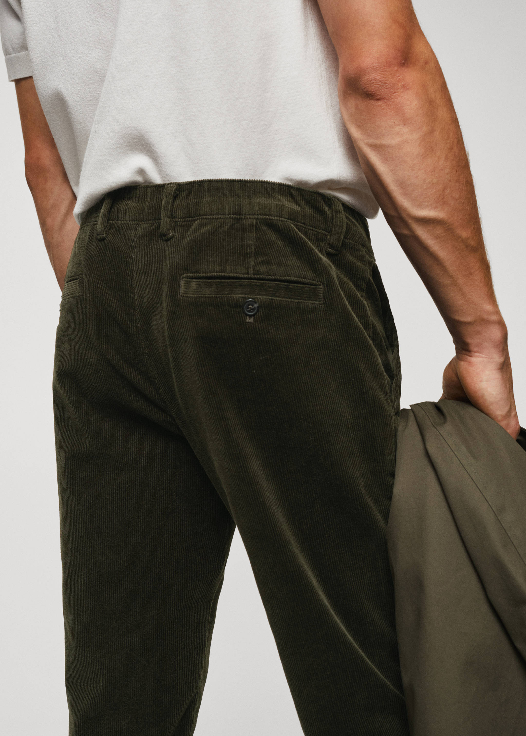 Corduroy slim-fit cropped trousers - Details of the article 6