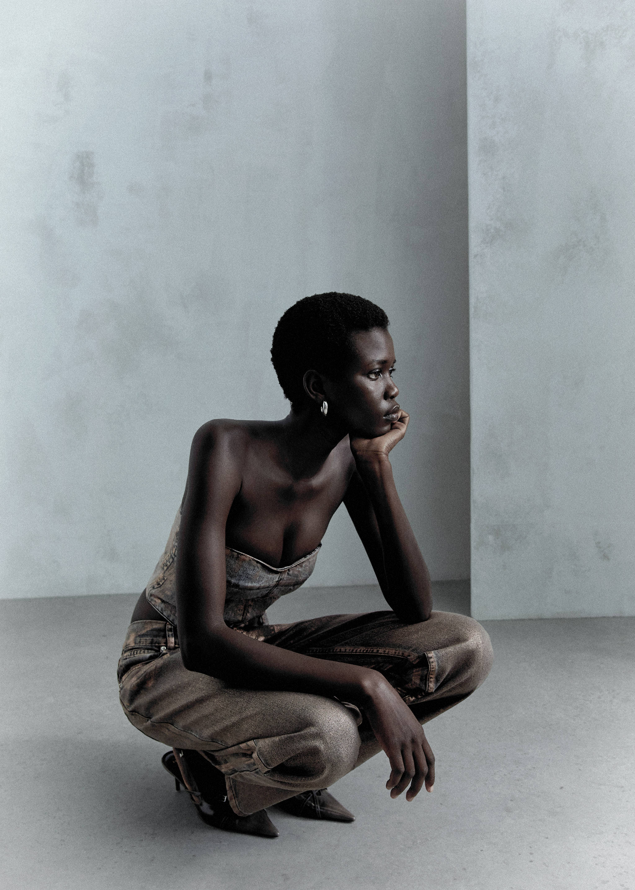 Straight foil jeans - Details of the article 7, Copper. Ref: 57037127-00.