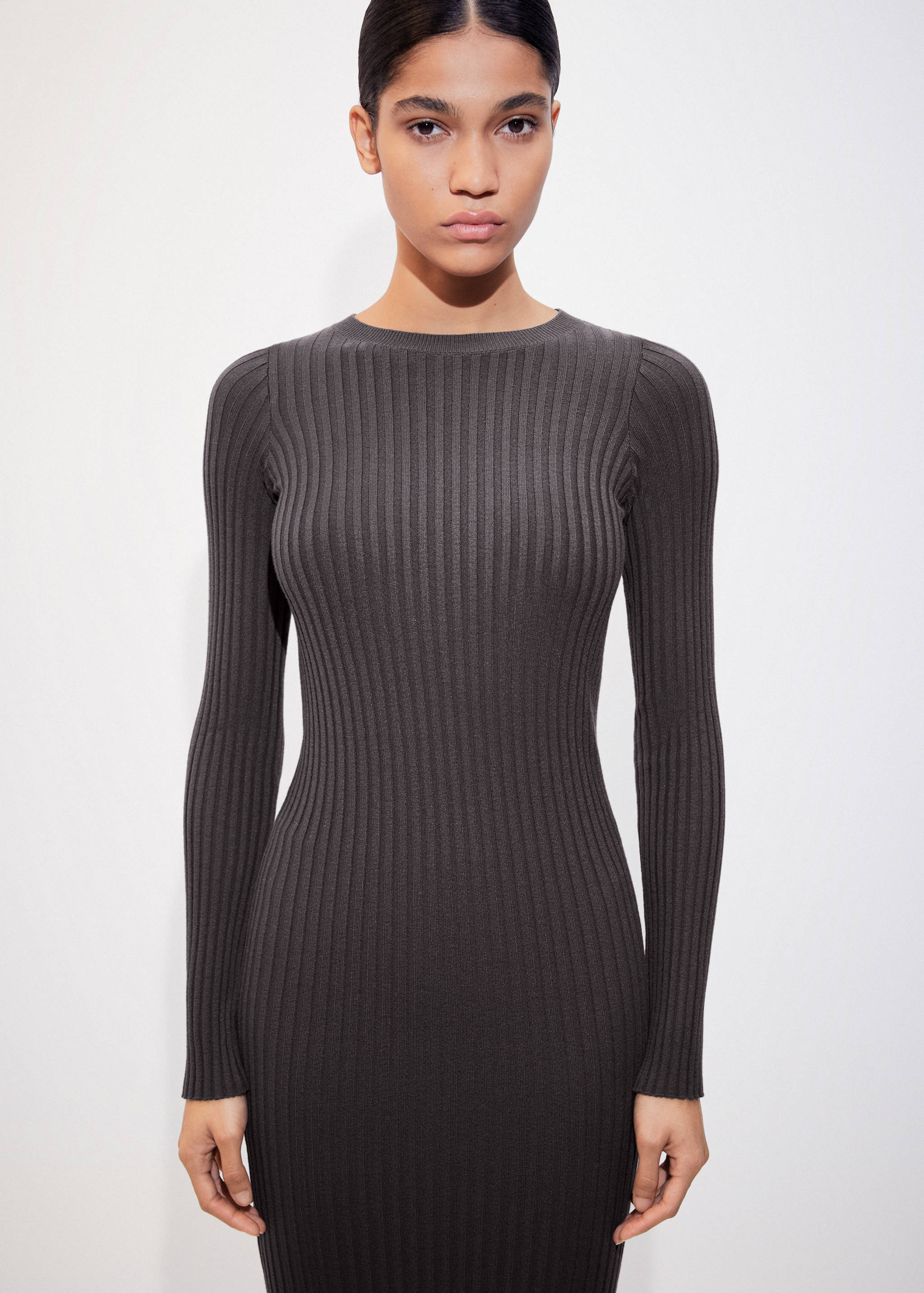 Robe midi à bords côtelés - Plan moyen
