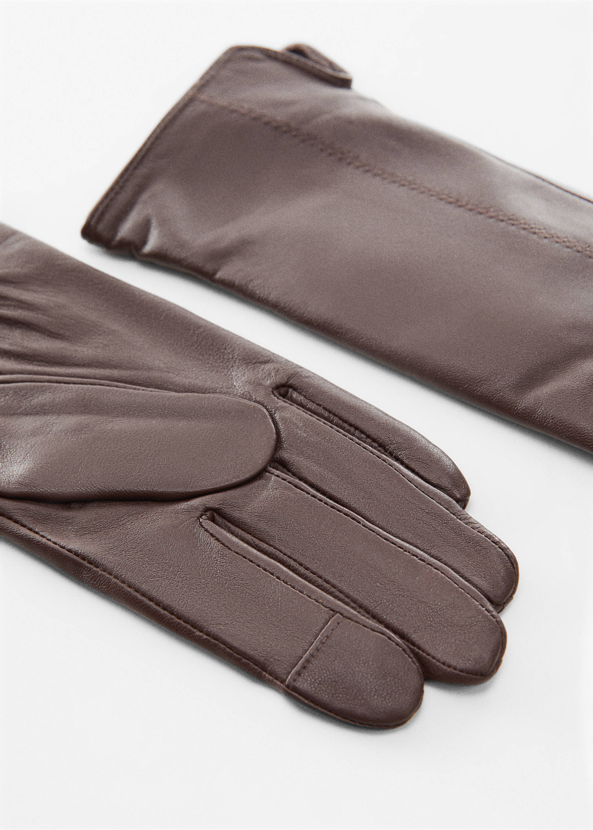 Gants en simili-cuir - Plan moyen