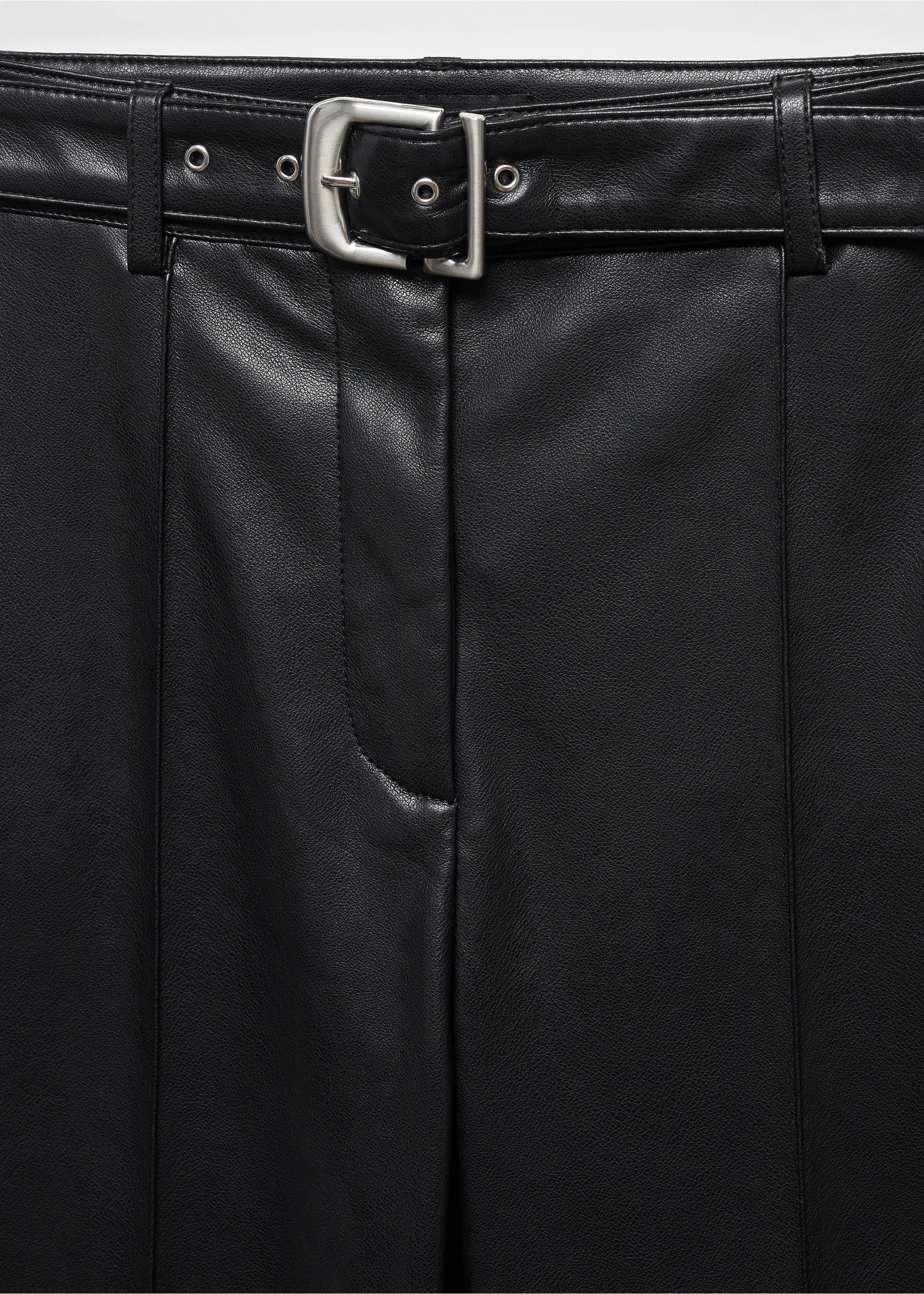 Leder-Effekt-Hose mit Gürtel - Detail des Artikels 8, Schwarz. Ref: 57037753-00.