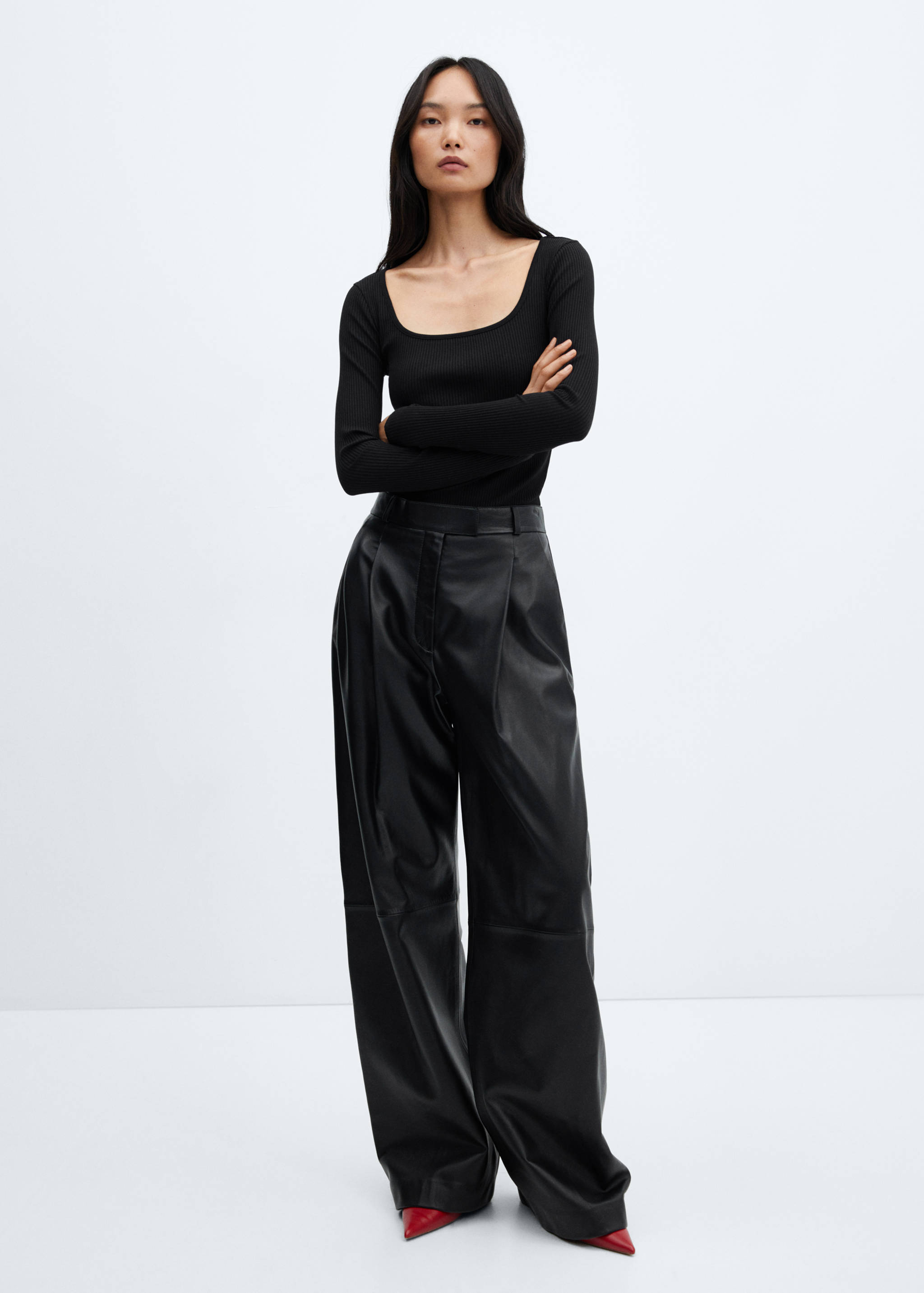 Low-cut ribbed T-shirt - General plane