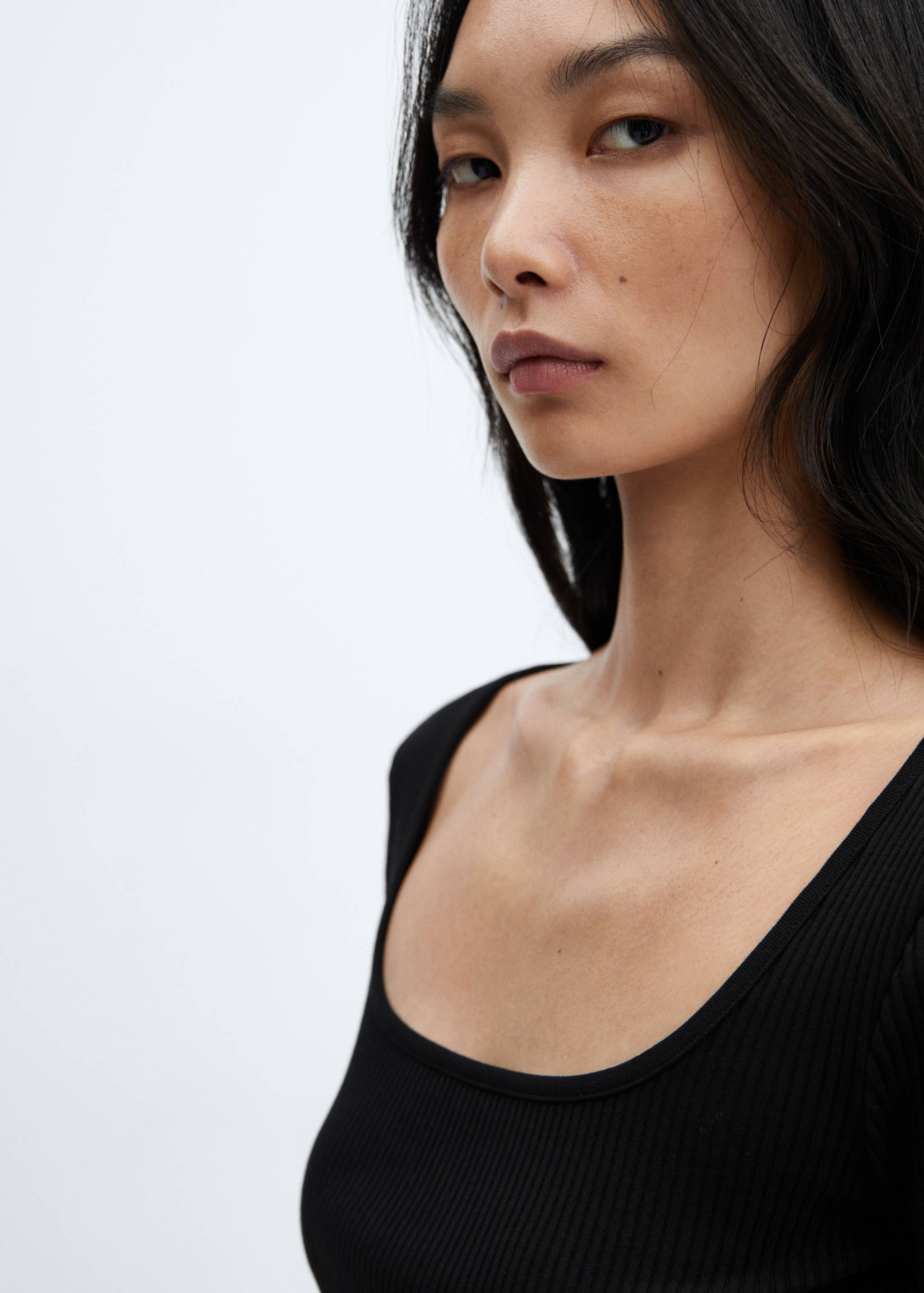 Low-cut ribbed T-shirt - Details of the article 6