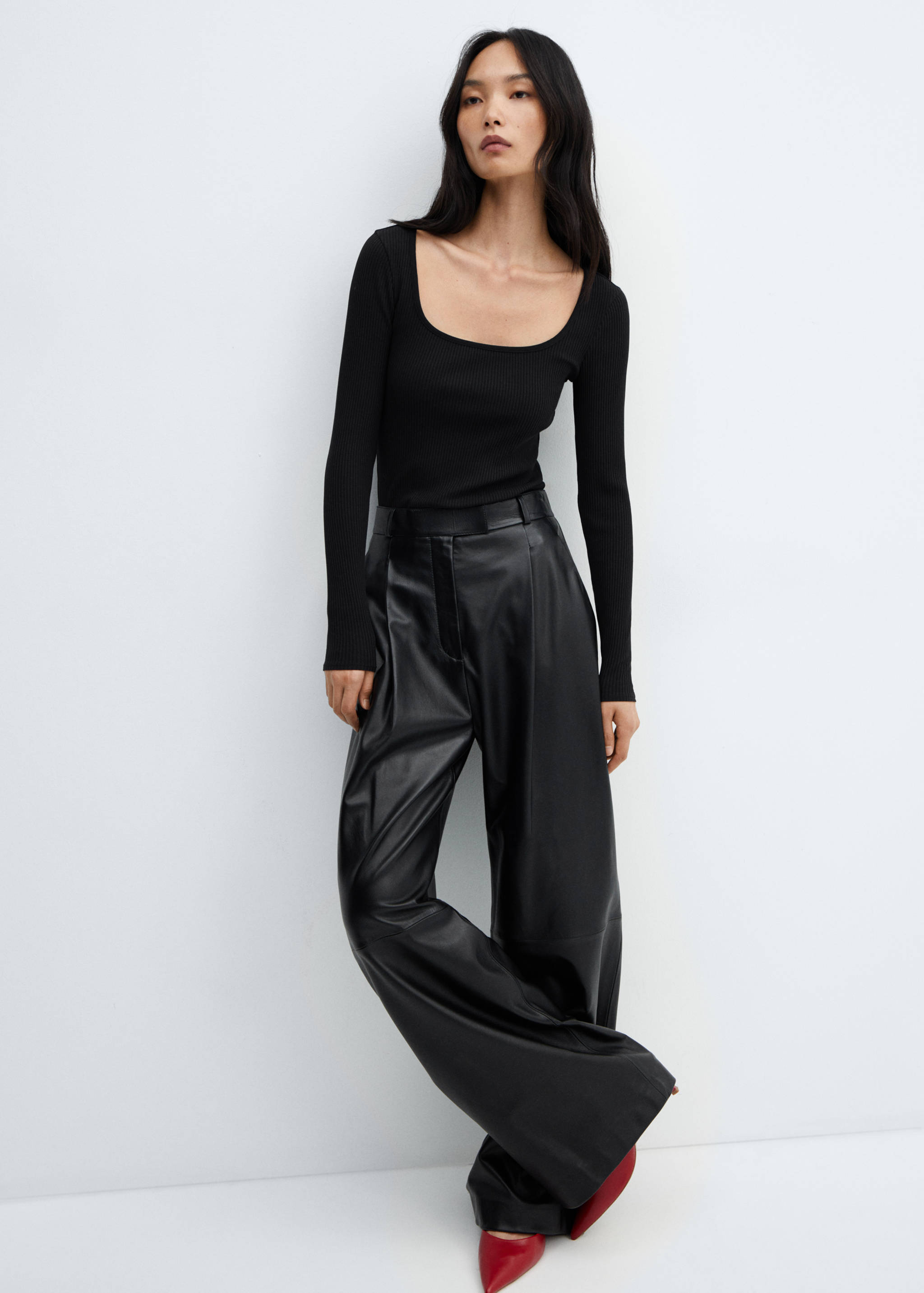 Low-cut ribbed T-shirt - Details of the article 2