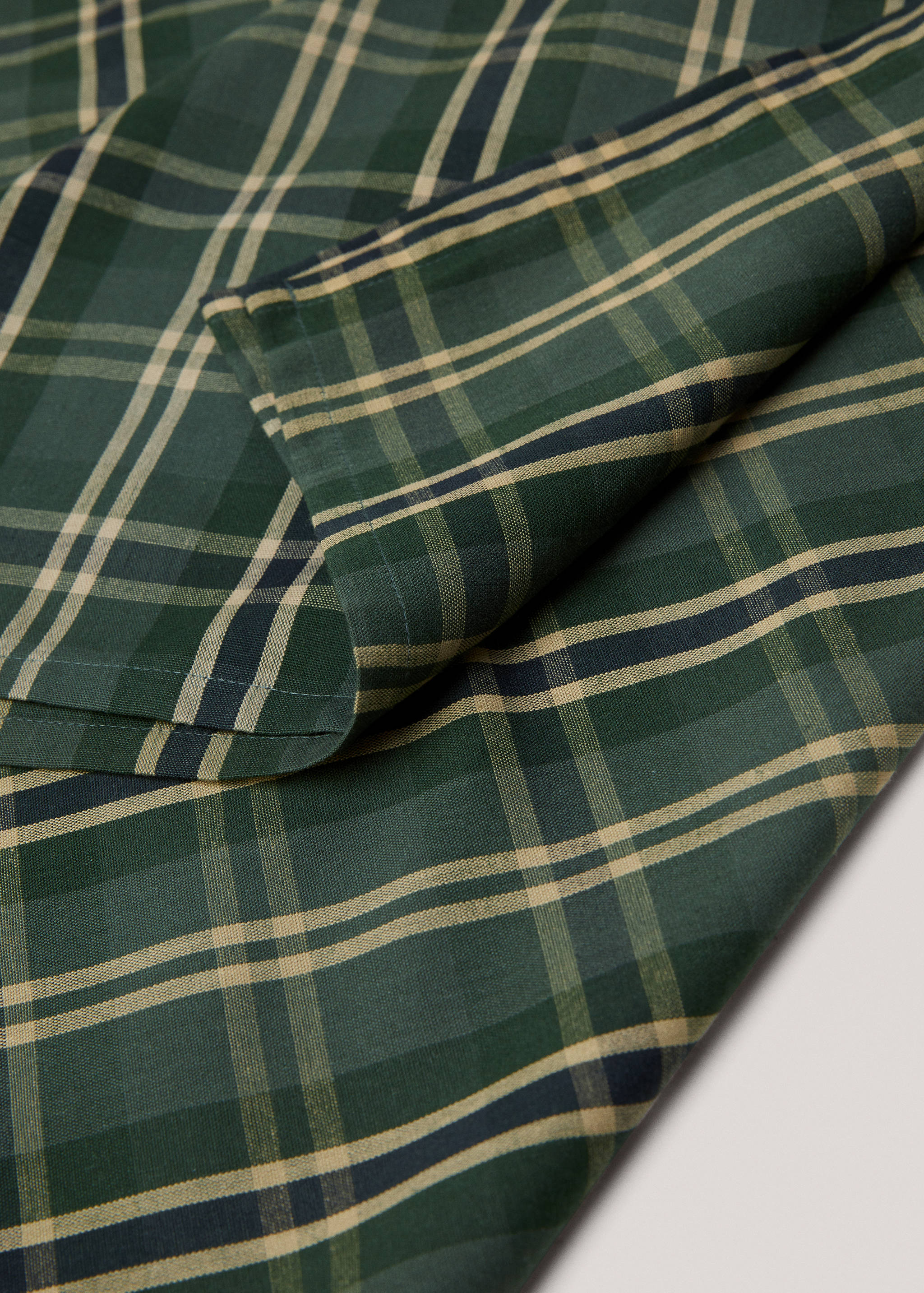 100% cotton check tablecloth for 6 to 8 diners - Details of the article 1