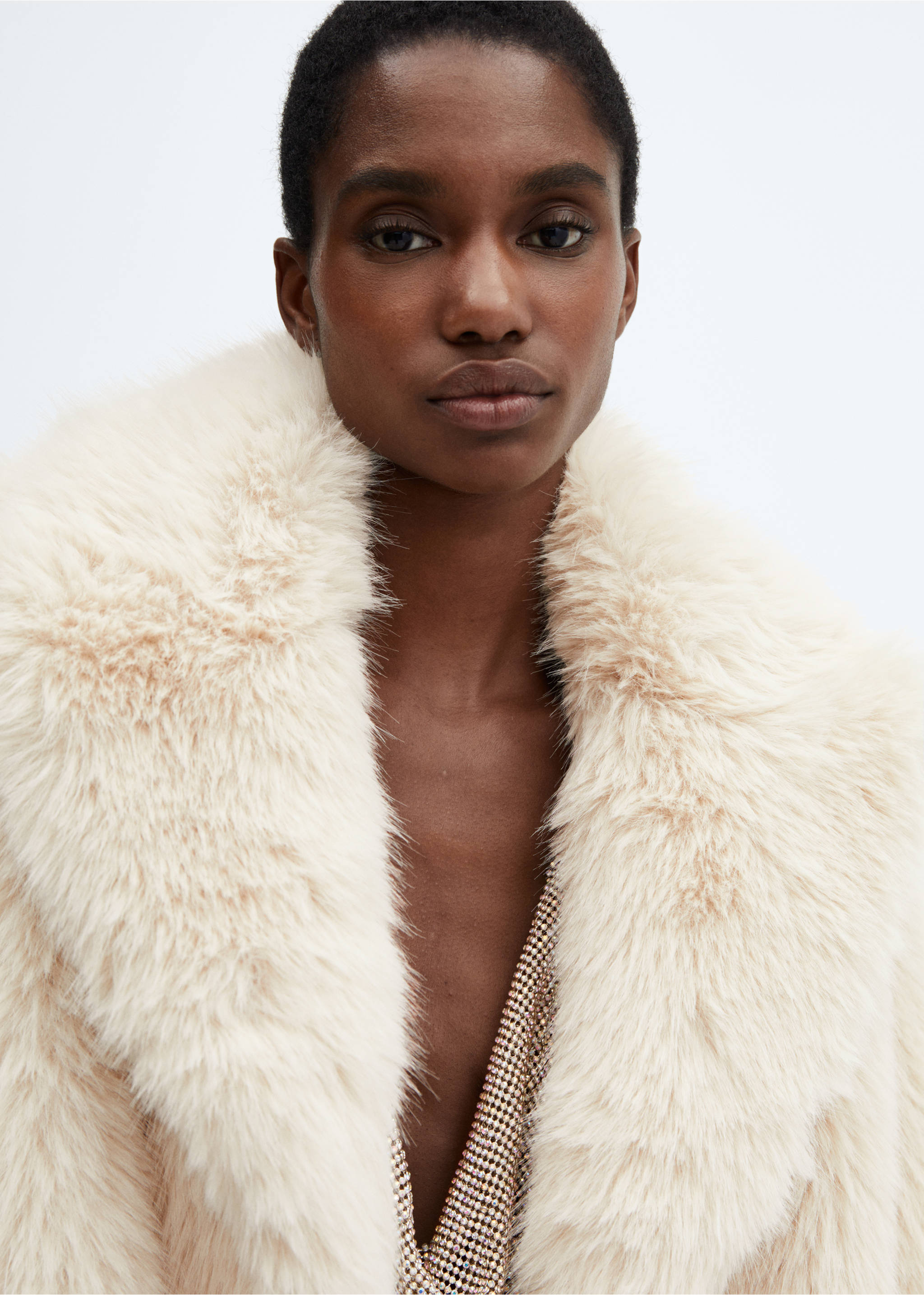 Coat with fur-effect lapels - Details of the article 1, Ecru. Ref: 57039096-00.