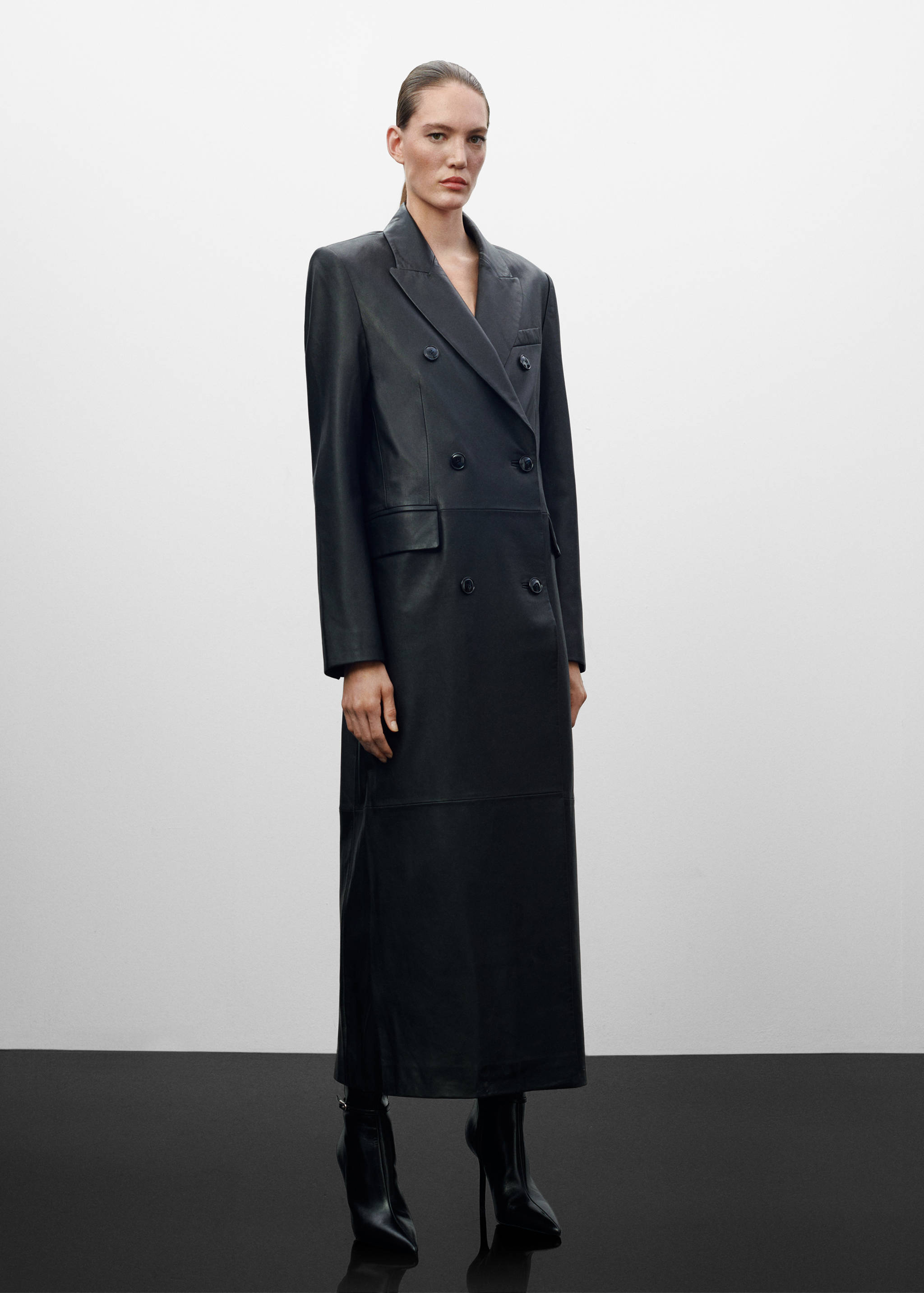 Double-breasted leather coat - General plane