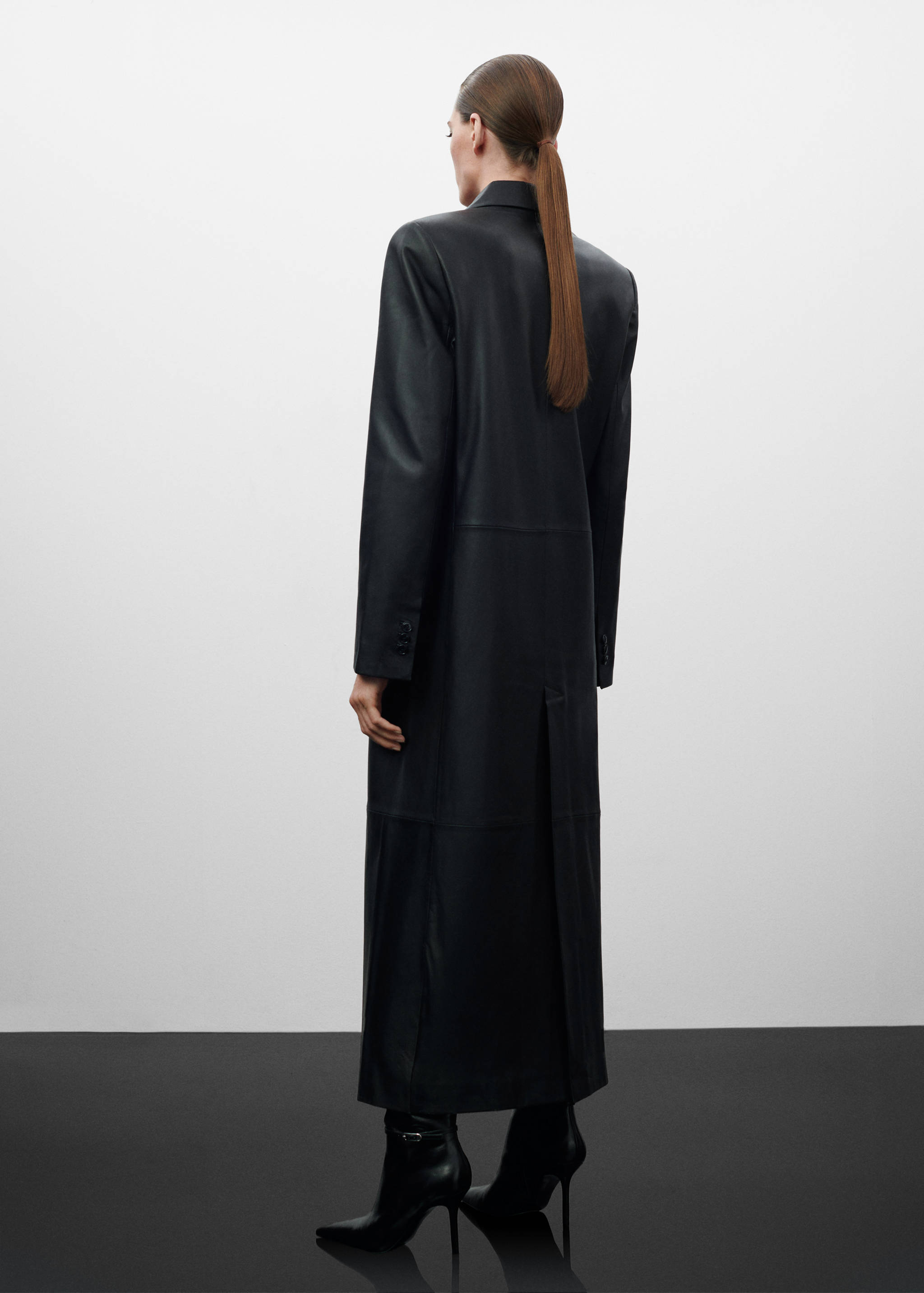 Double-breasted leather coat - Reverse of the article