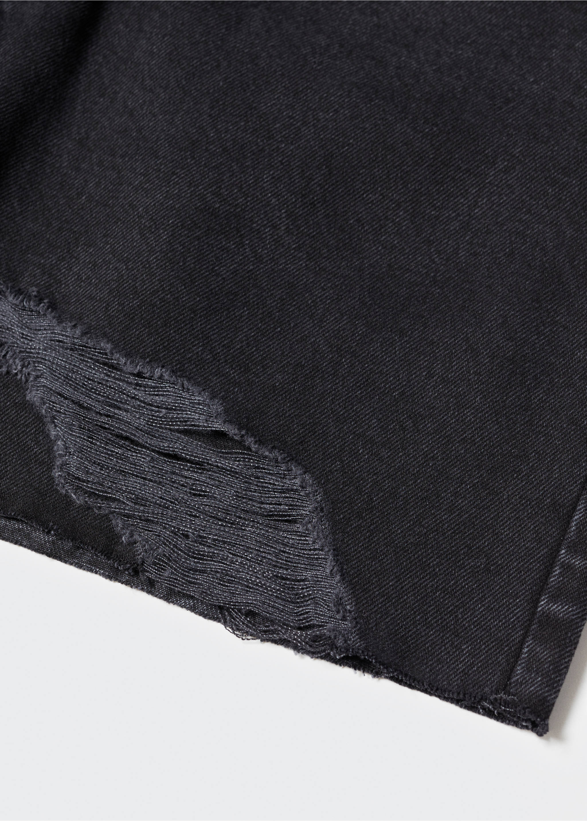 Jeans-Bermudashorts mit Zierrissen - Detail des Artikels 8, Black denim. Ref: 57040167-00.