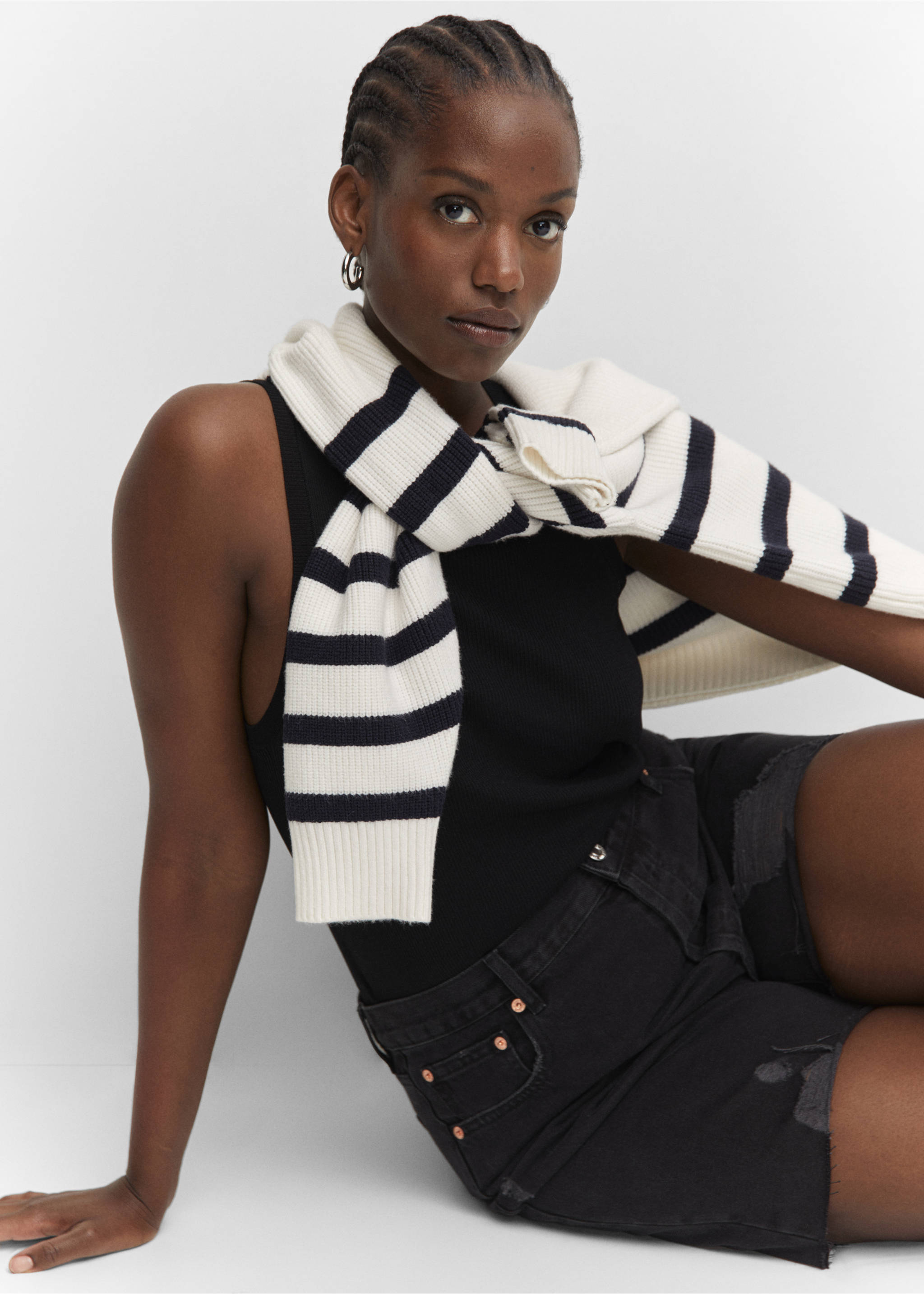 Jeans-Bermudashorts mit Zierrissen - Detail des Artikels 4, Black denim. Ref: 57040167-00.